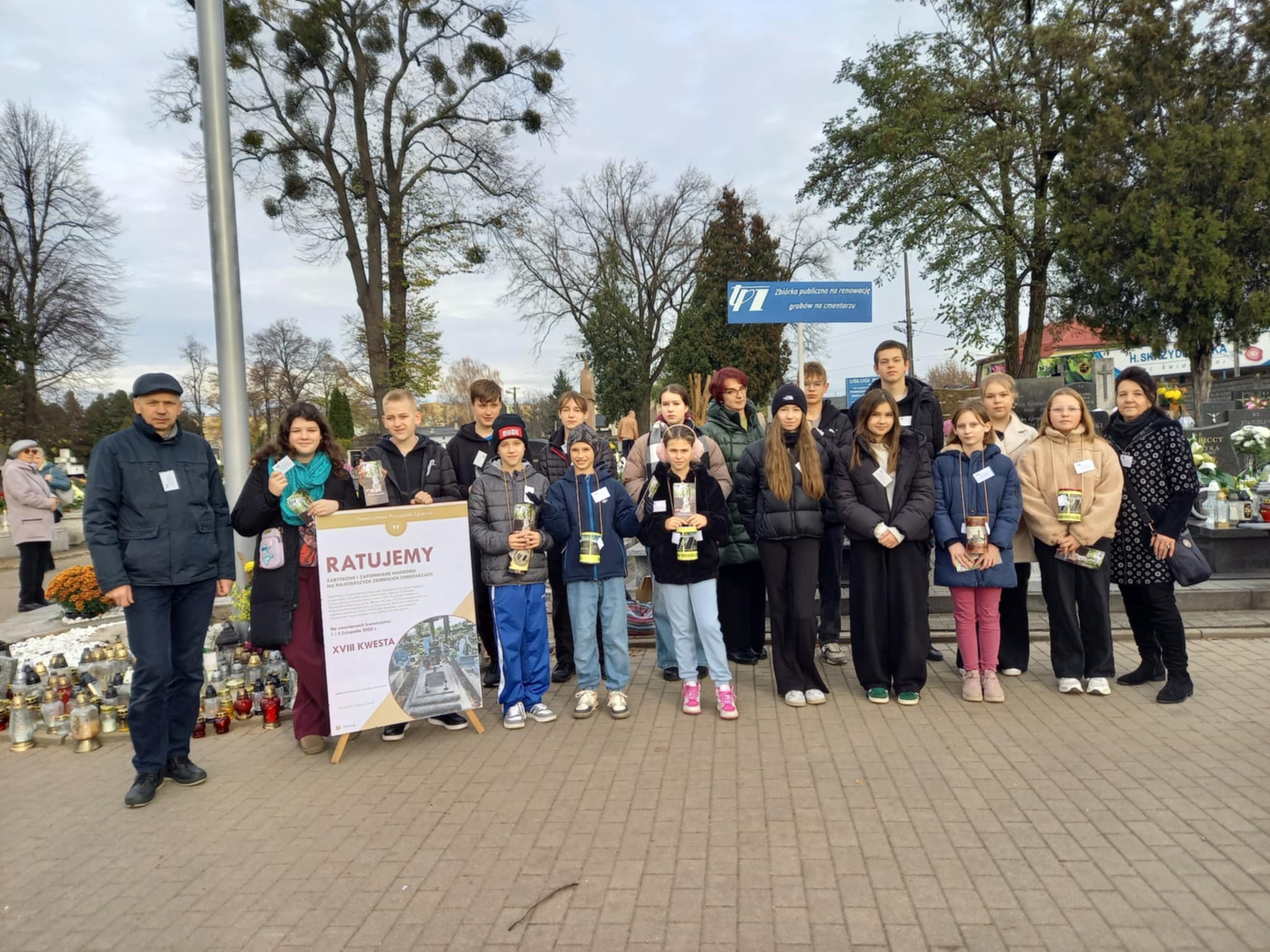 Wspaniała piętnastka Wolontariuszy wraz z&nbsp;opiekunami Kwestuje na&nbsp;Starym Cmentarzu przy ul. ks. Skargi
