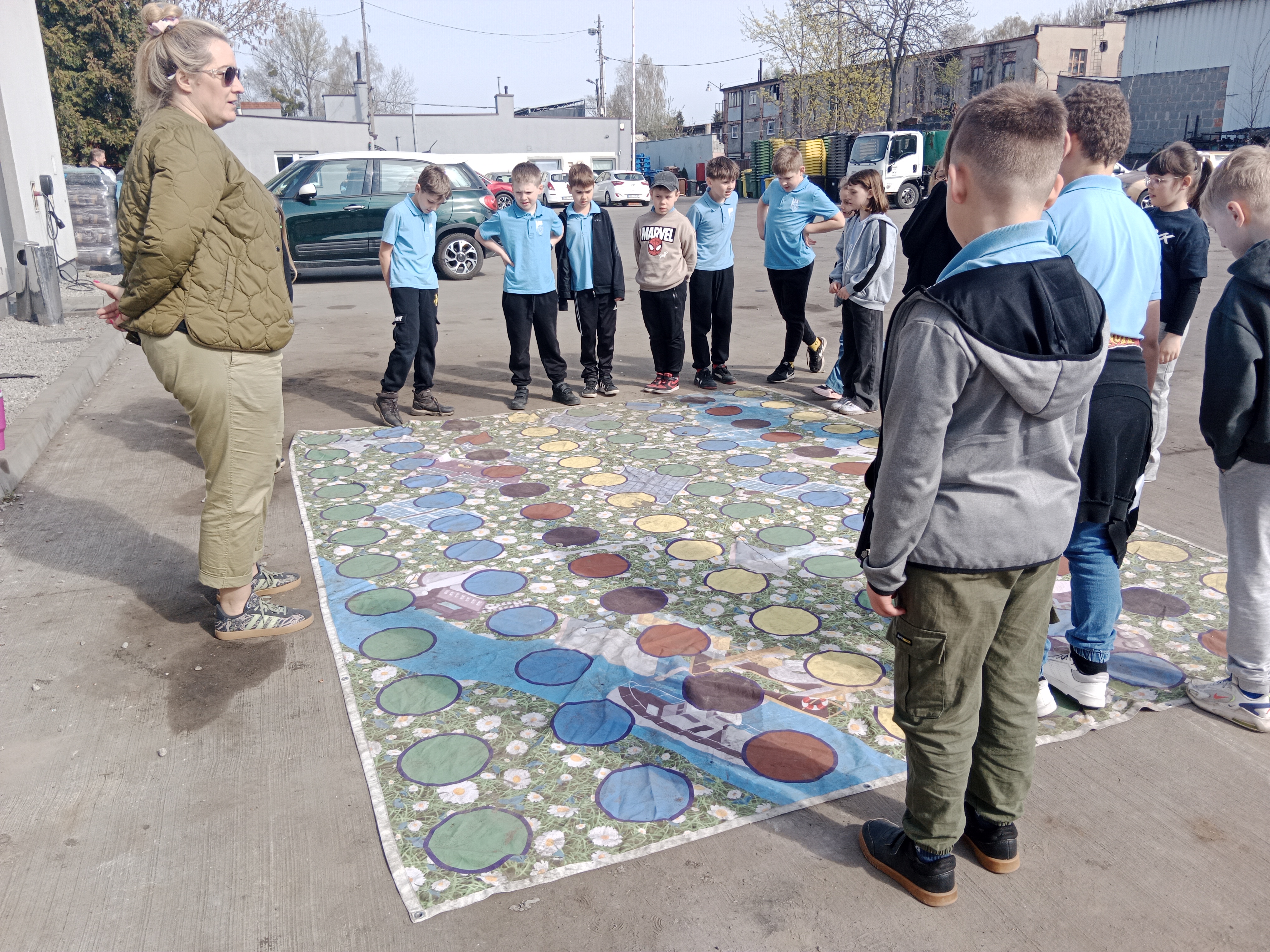 Uczniowie klasy 2a uczestnicz&aacute;cy w&nbsp;zabawach utrwalających wiedzę z&nbsp;zakresu ekologii.