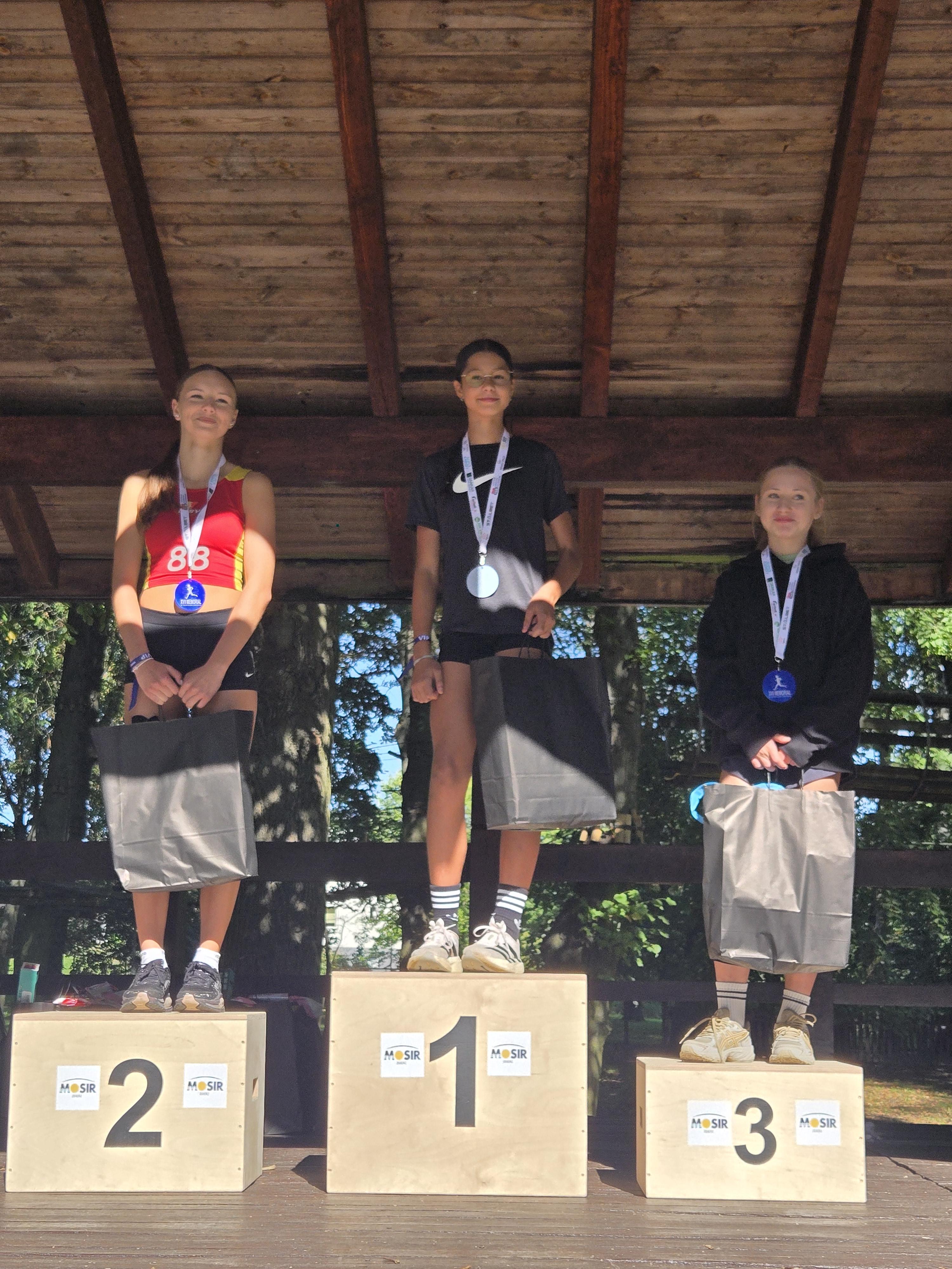 Nell Szpruch wraz z&nbsp;pokonanymi rywalkami pozuje do zdjęcia na&nbsp;podium
