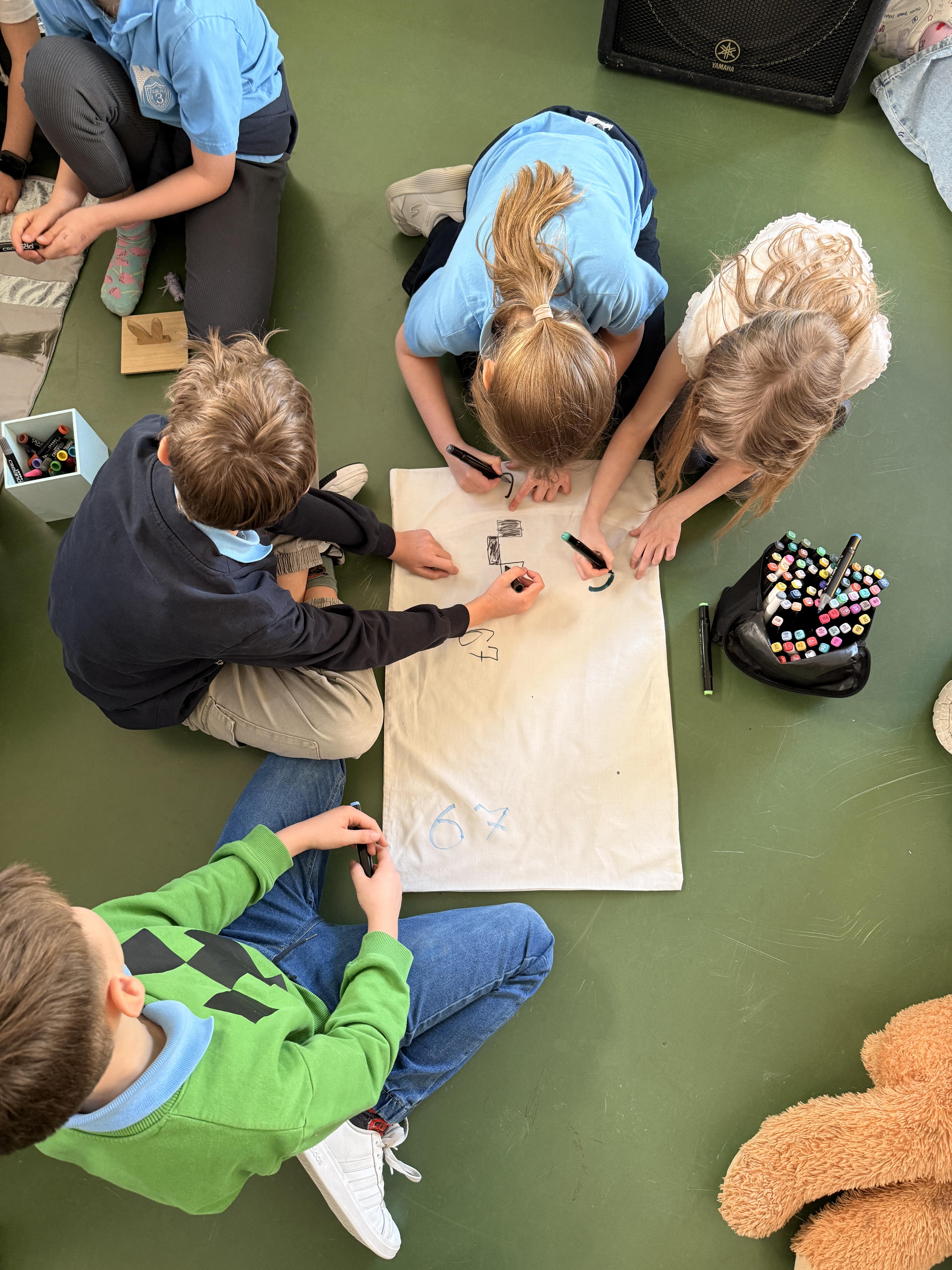 Dzieci dekorujące poszewkę z&nbsp;okazji Dnia Snu