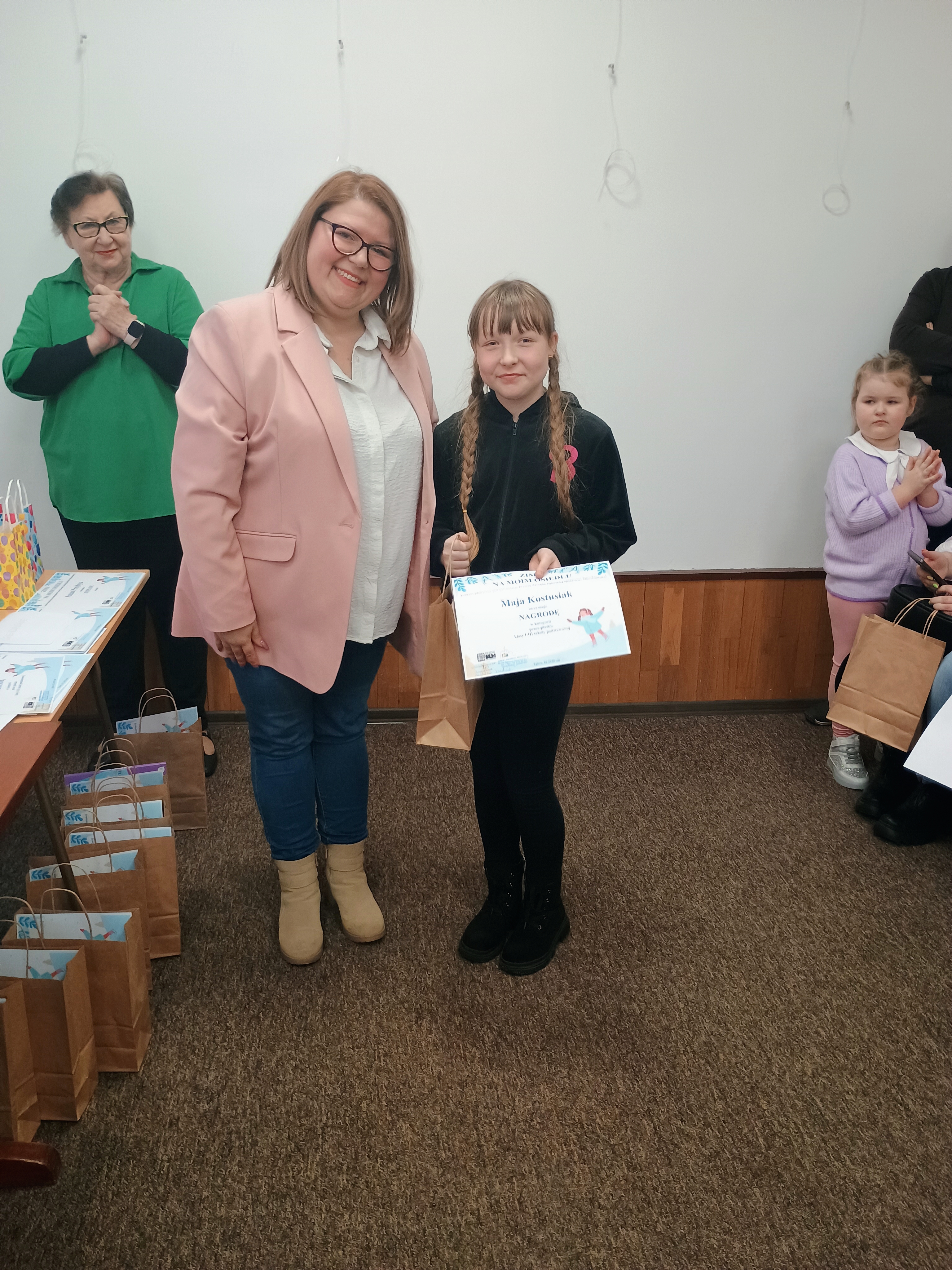 Uczennica klasy 3b z&nbsp;dyplomem i&nbsp;nagrodą