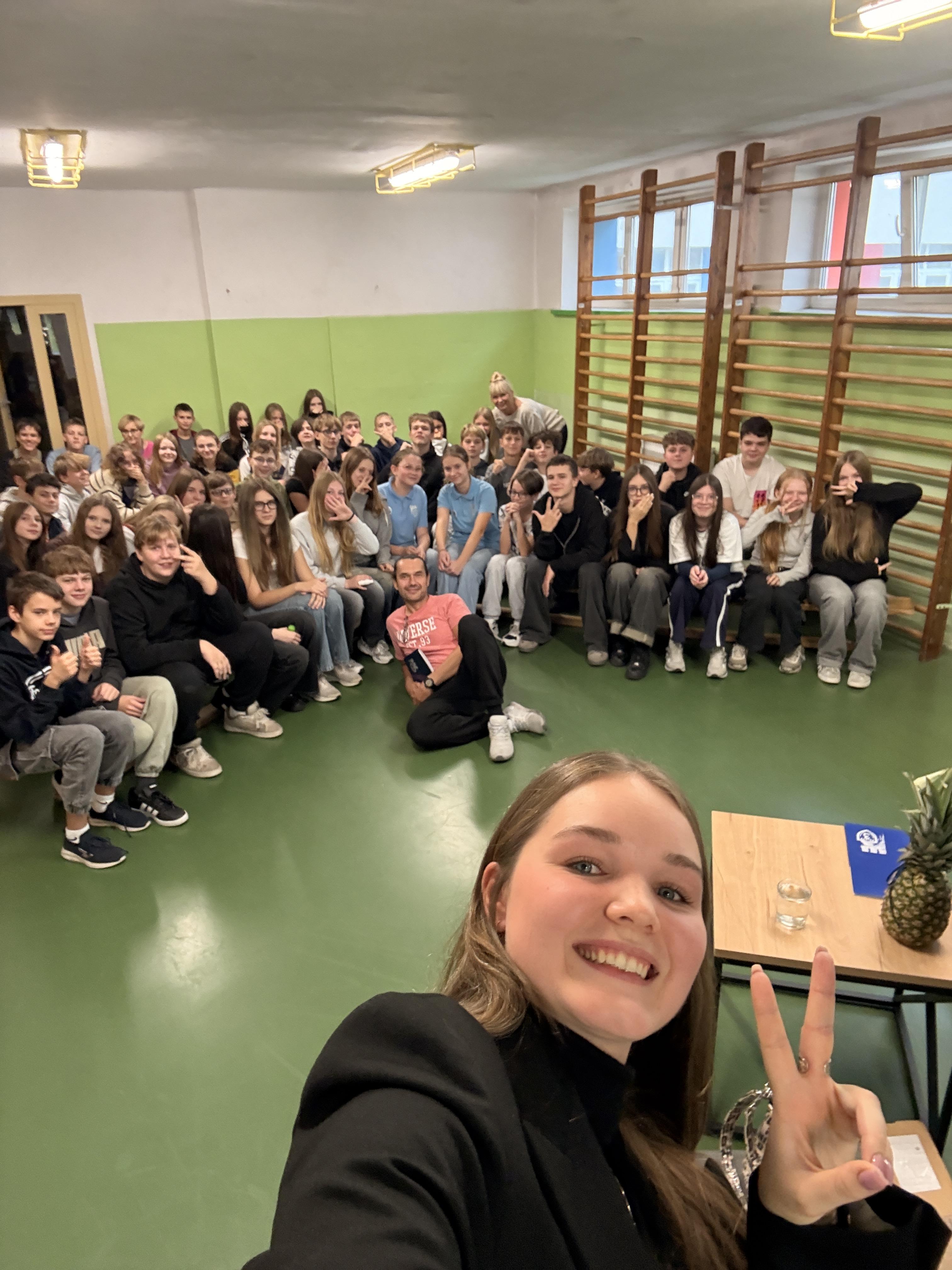 zdjęcie z&nbsp;ręki zrobione przez Julię Wr&oacute;bel na&nbsp;tle uczni&oacute;w klas 7