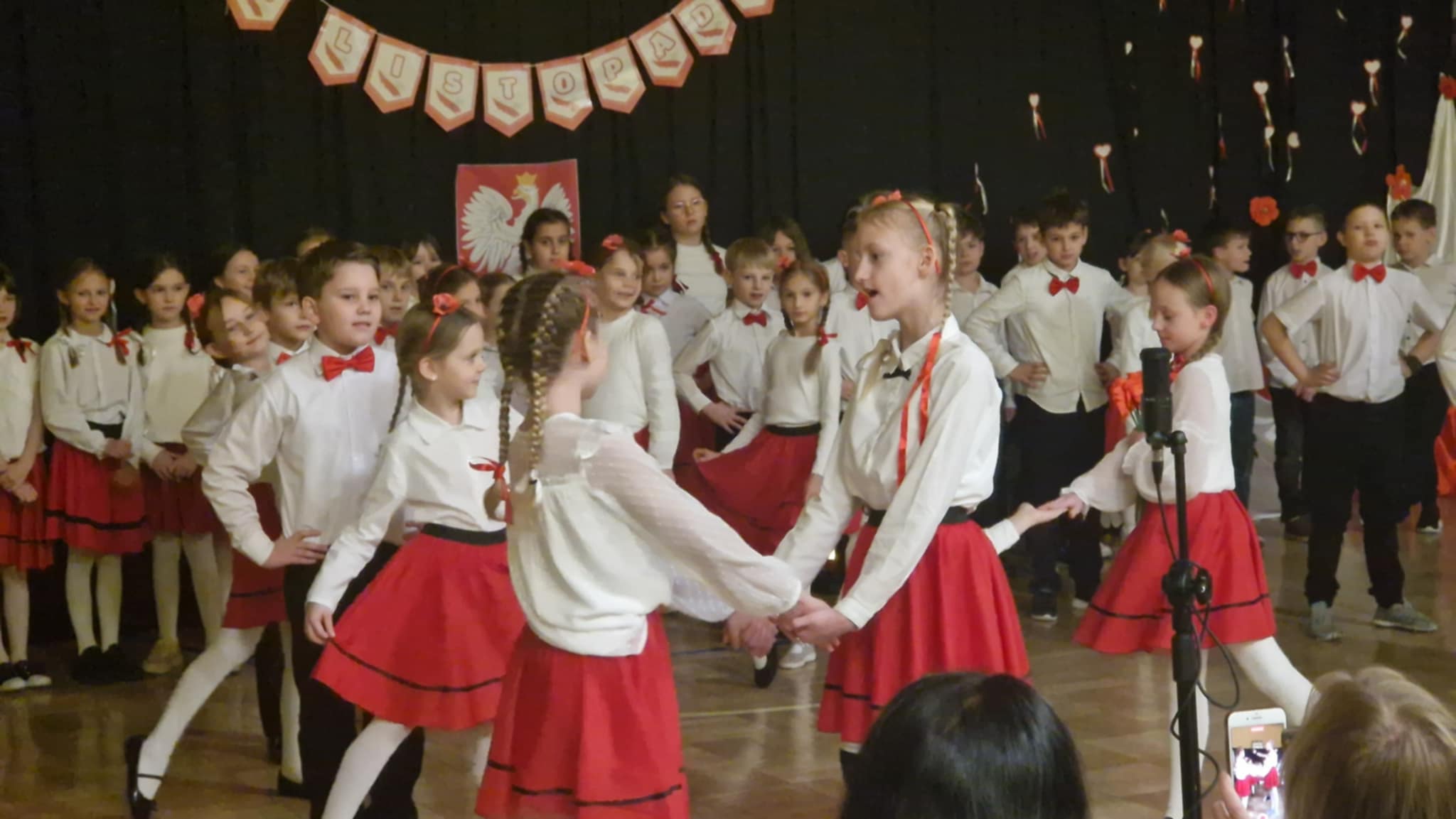 Uczniowie tańczą polski taniec narodowy