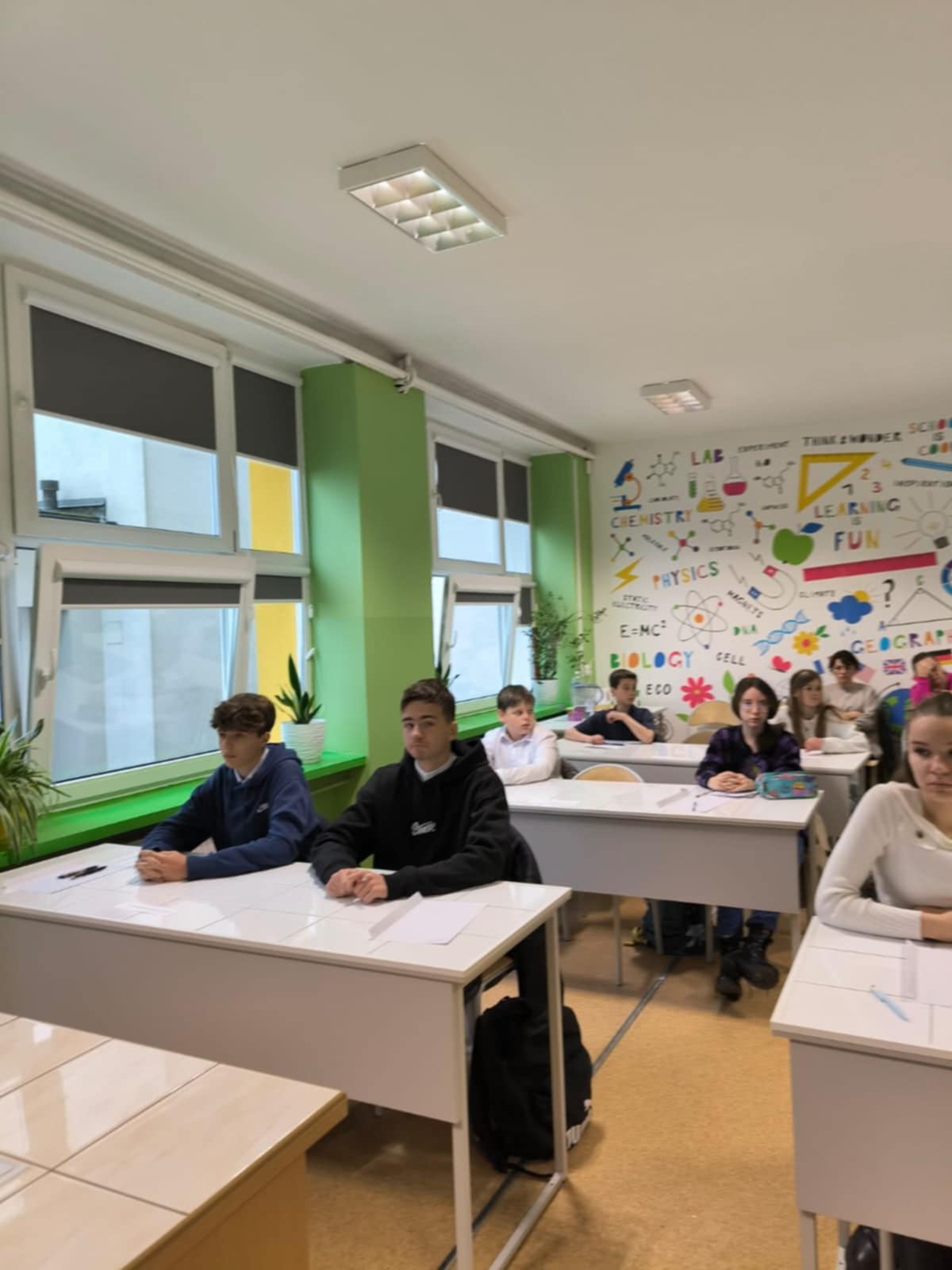 Grupa uczni&oacute;w na&nbsp;konkursie ortograficznym
