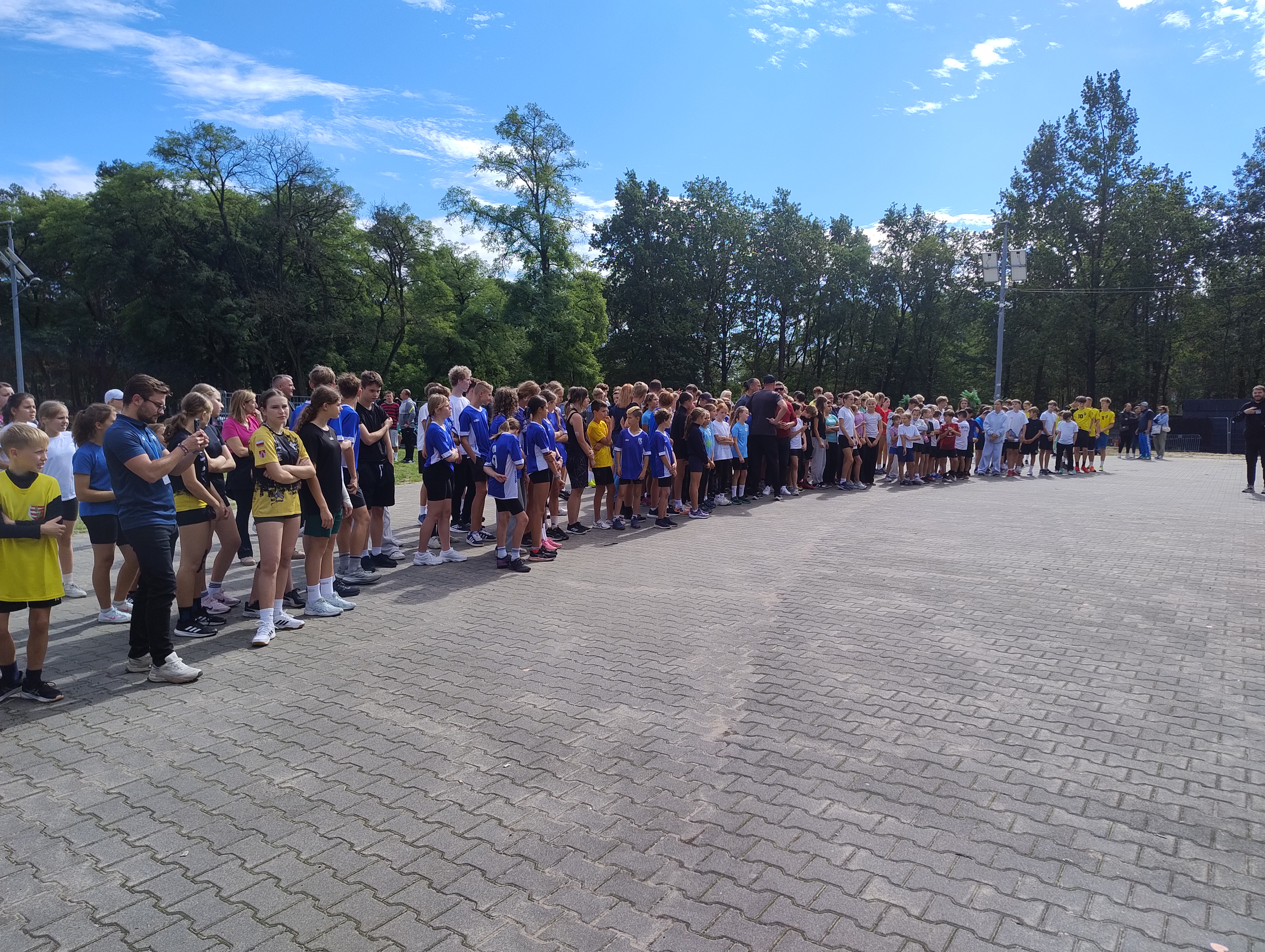 Grupa uczni&oacute;w na&nbsp;zawodach sportowych