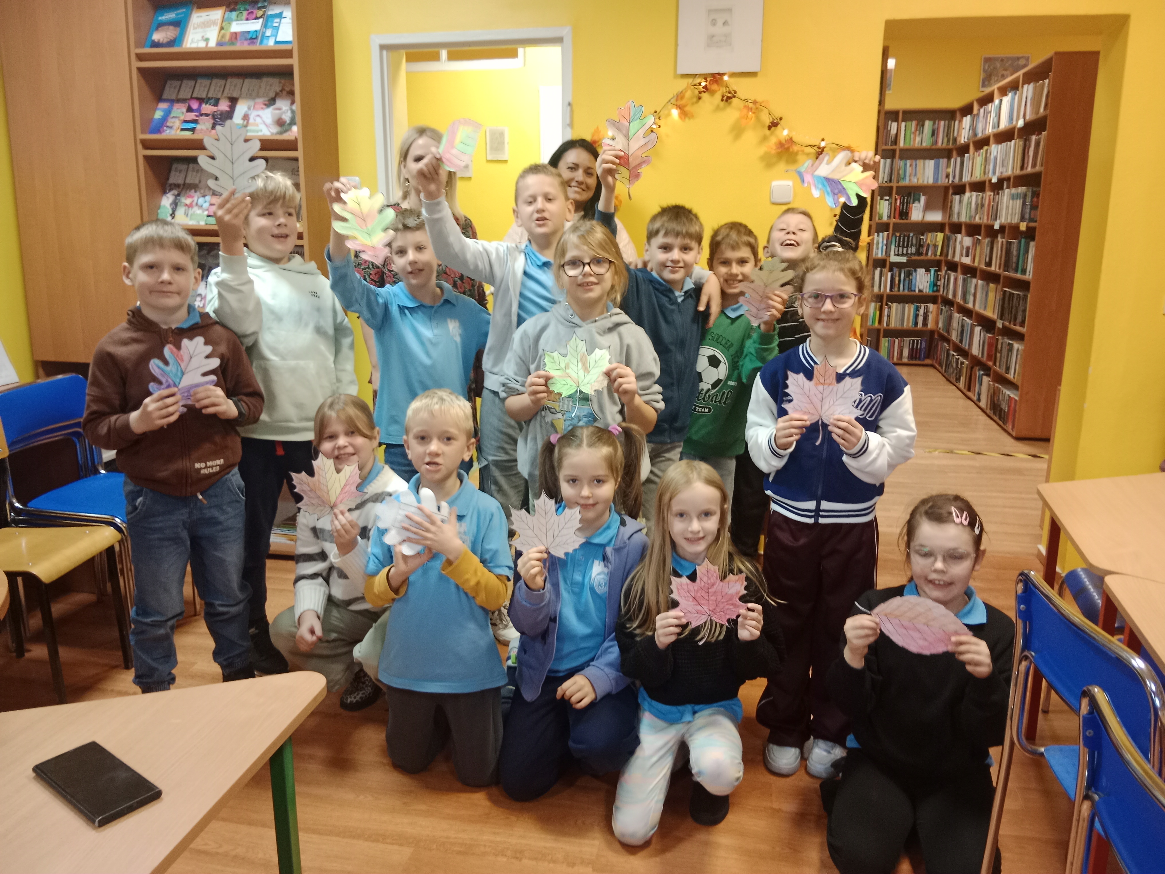 Grupa uczni&oacute;w na&nbsp;zajęciach w&nbsp;bibliotece 