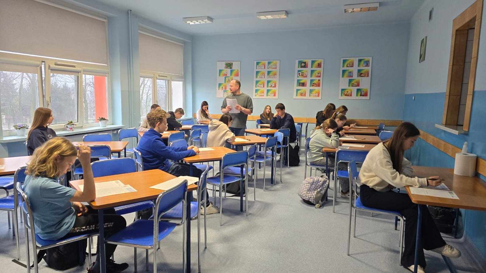 Grupa uczni&oacute;w na&nbsp;konkursie