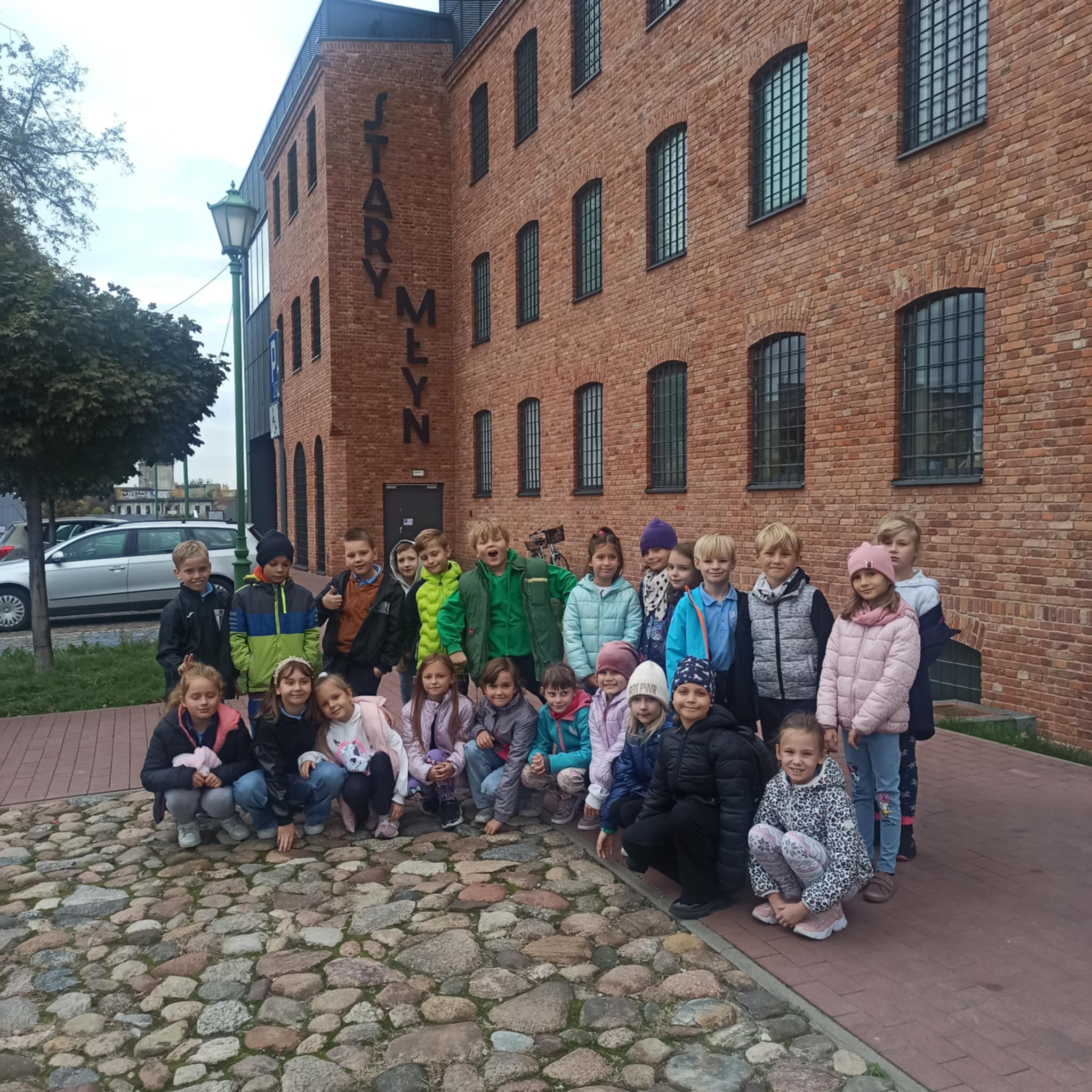 Klasa przed budynkiem Starego Młyna