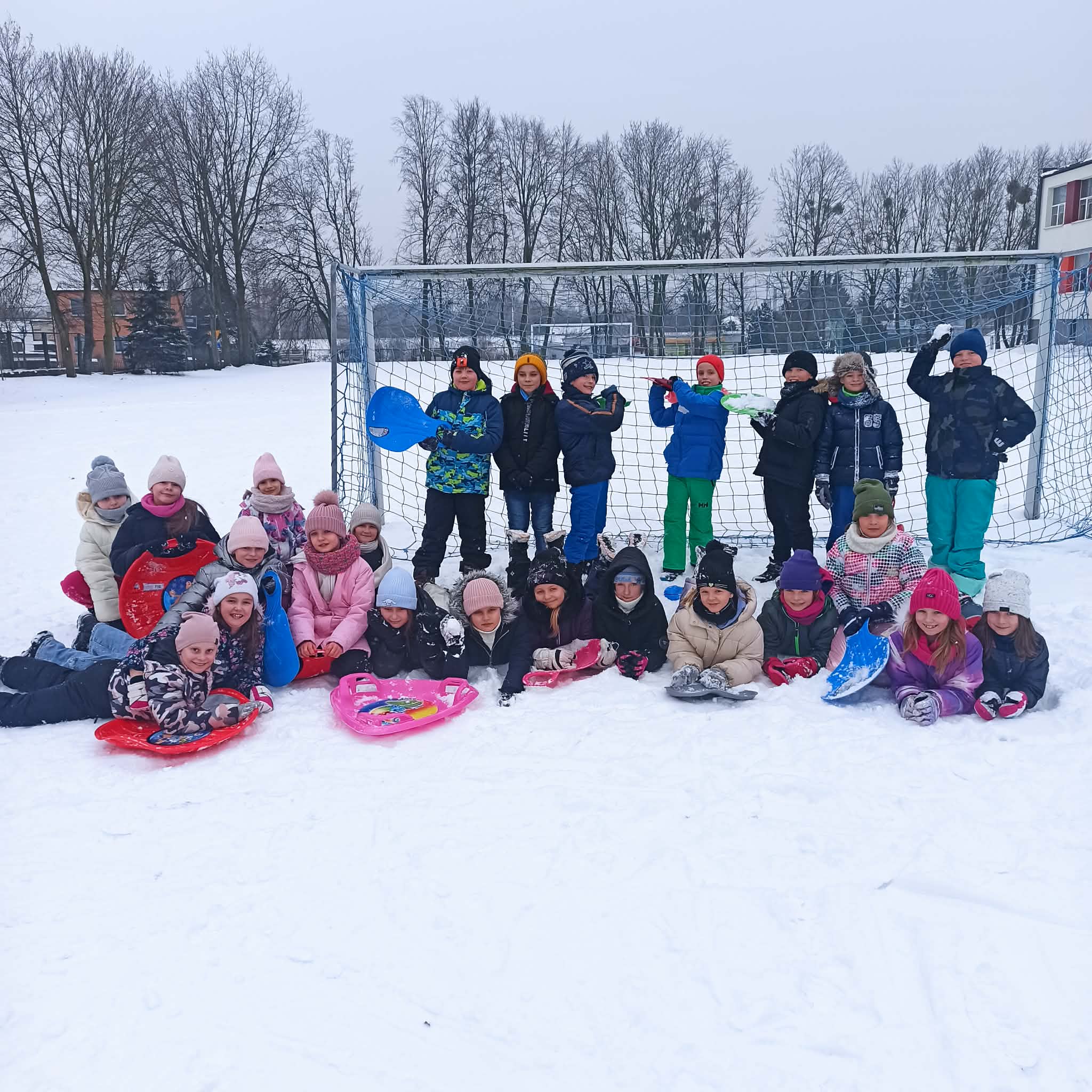 Uczniowie klasy 3A podczas wsp&oacute;lnej zabawy na&nbsp;śniegu