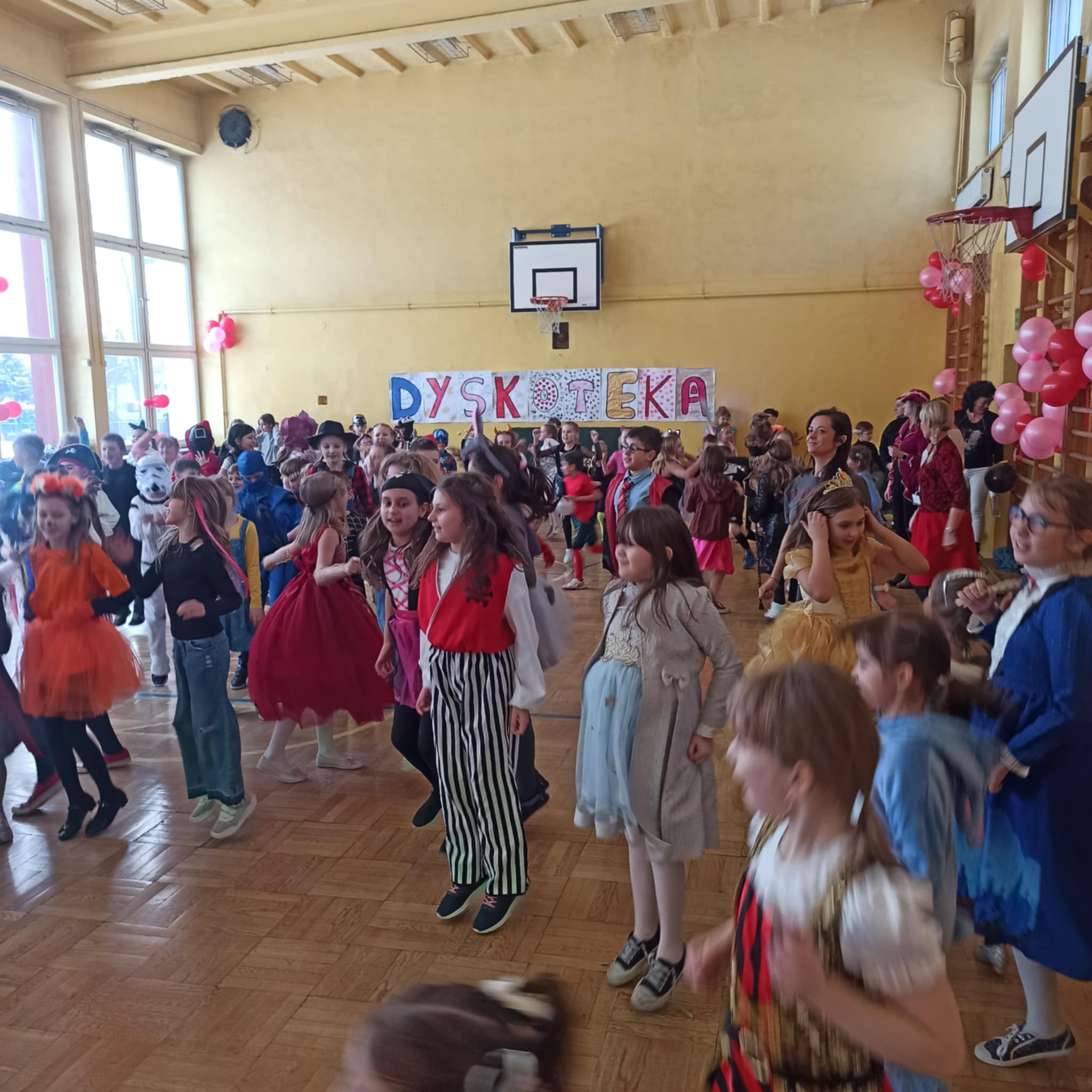Dzieci na&nbsp;balu karnawałowym
