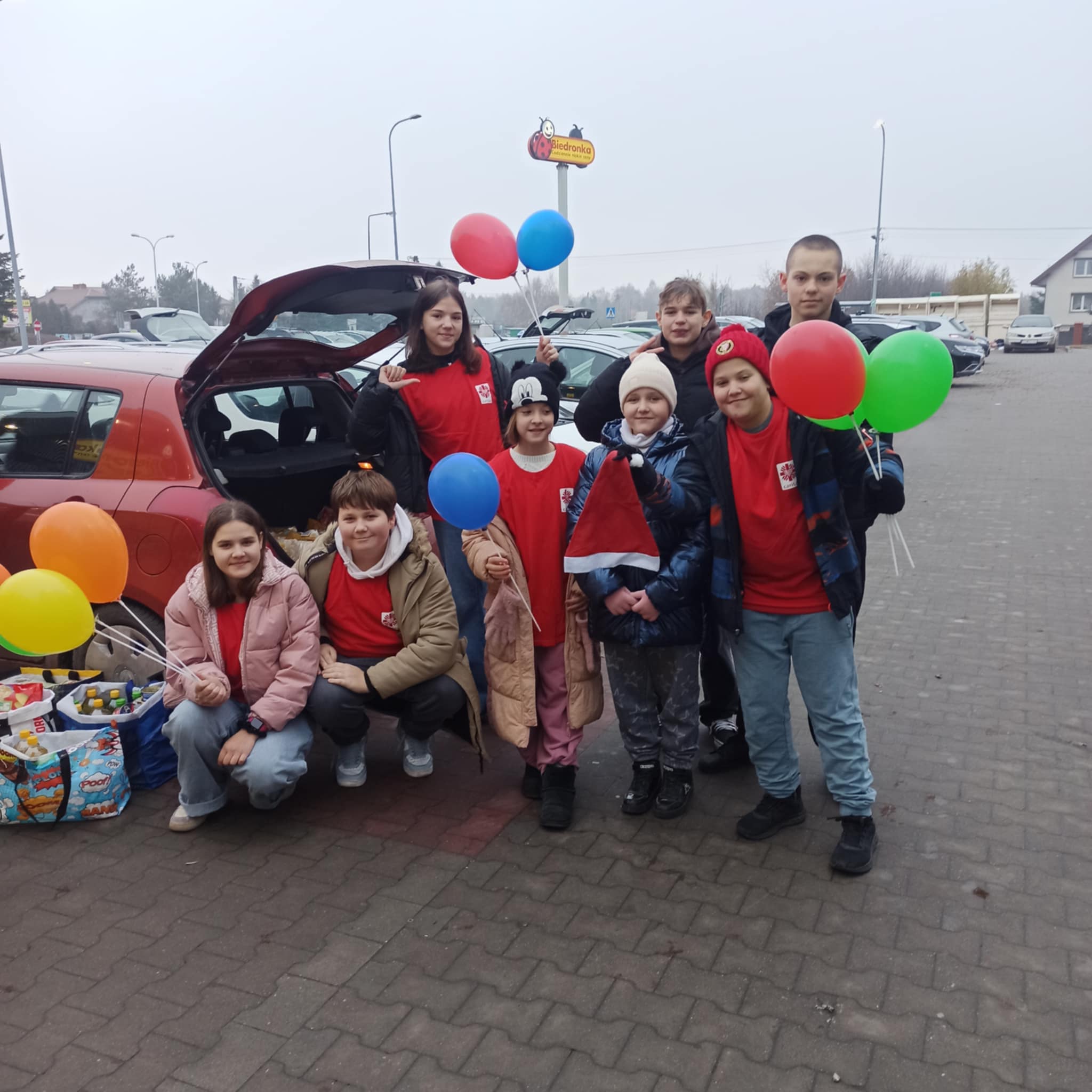 Uczniowie podczas akcji "Tak. Pomagam"