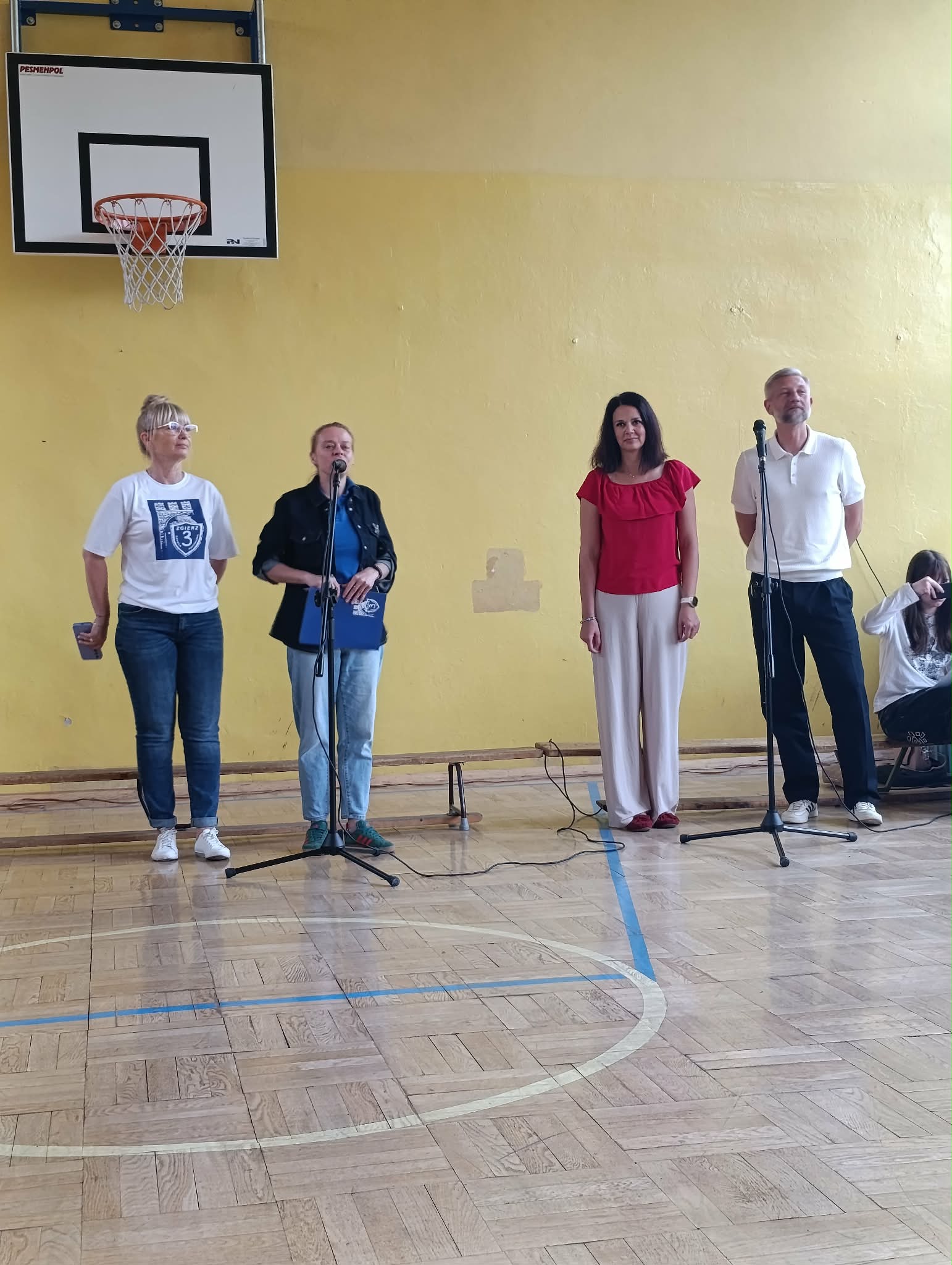 Dyrekcja szkoły wita gości przybyłych na&nbsp;piknik szkolny