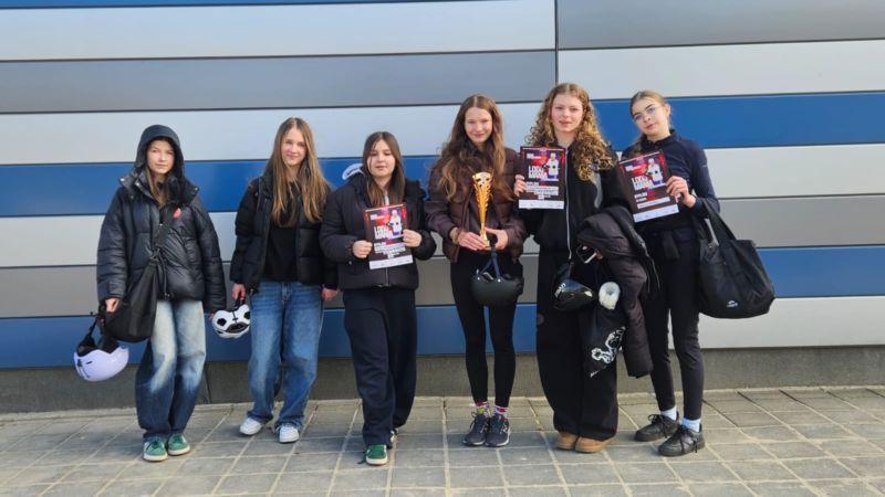 Dziewczyny wraz z&nbsp;dyplomami i&nbsp;pucharem po wydarzeniu sportowym