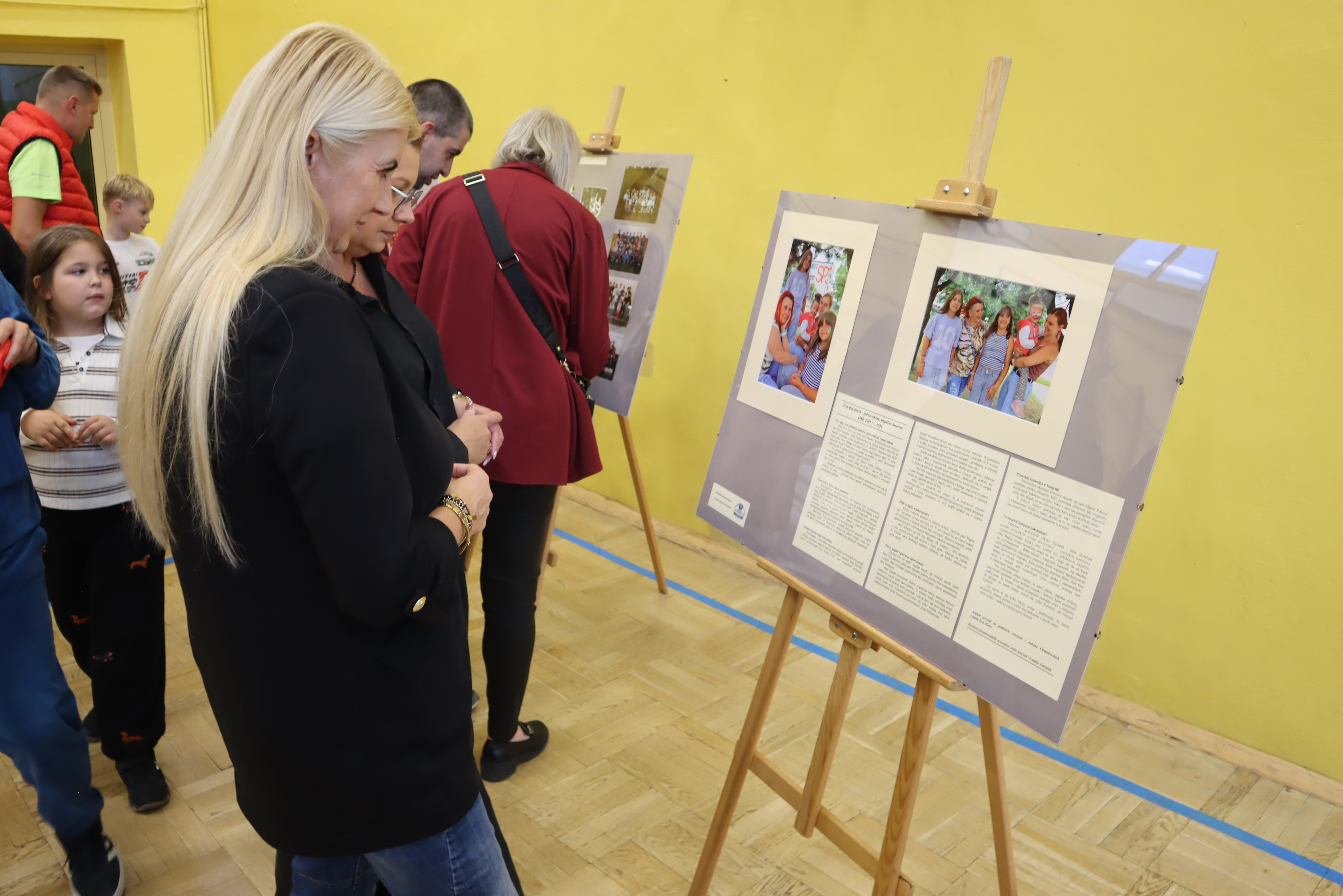 Goście odwiedzający wystawę Tr&oacute;jka łączy pokolenia