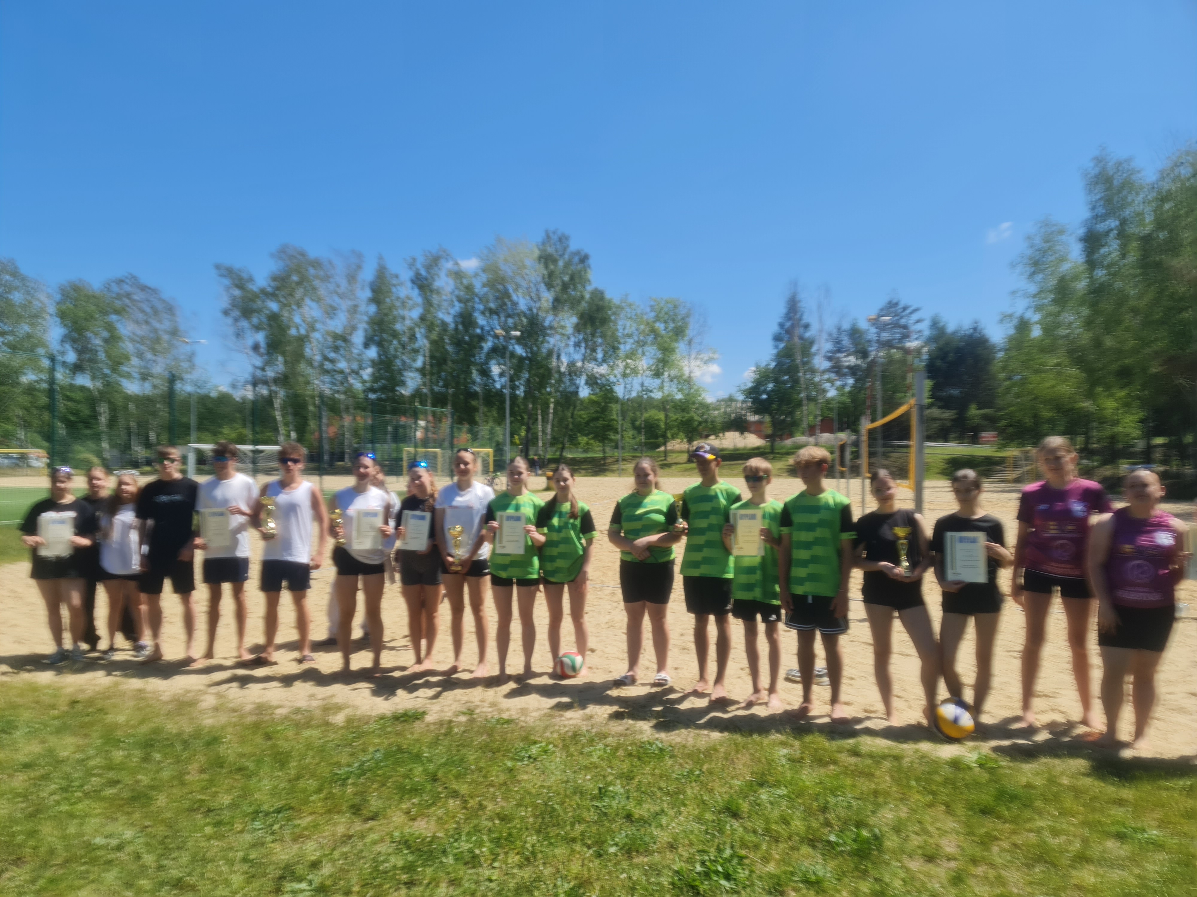 Grupa uczni&oacute;w na&nbsp;turnieju siatk&oacute;wki plażowej