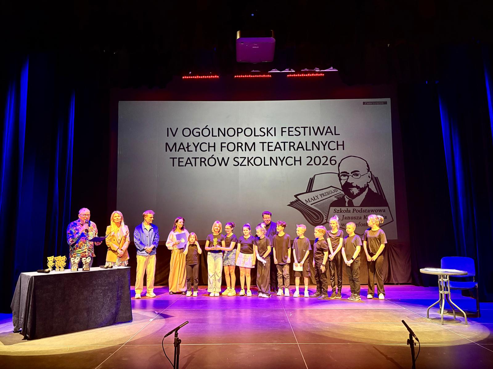 Grupa teatralna odbierająca nagrodę