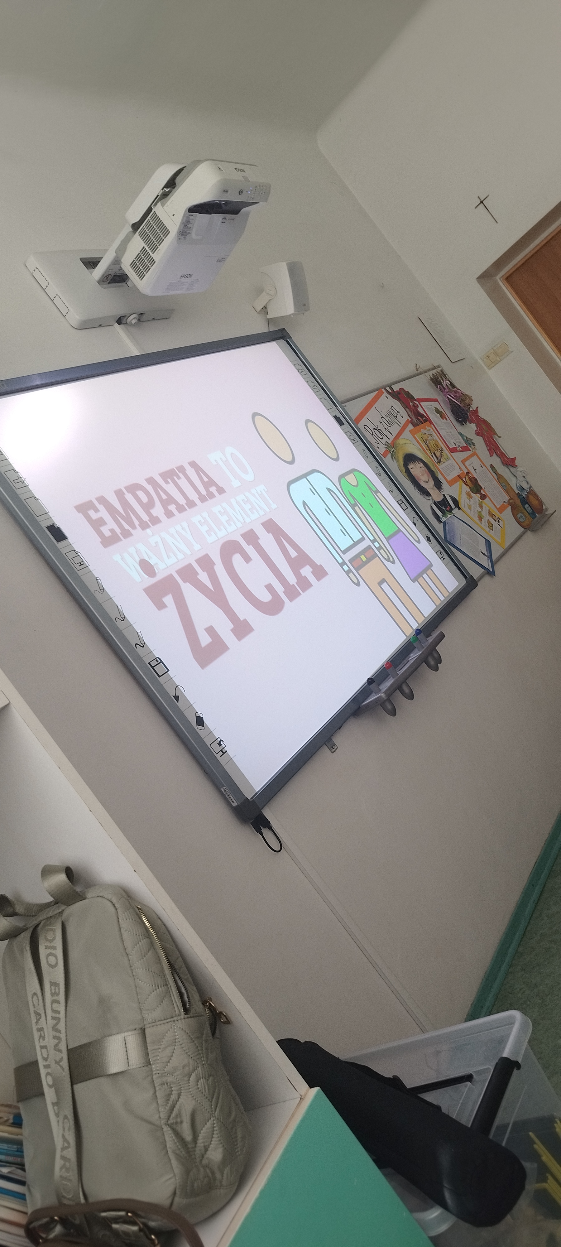 W tle tablica interaktywna z&nbsp;hasłem dotyczącym empatii