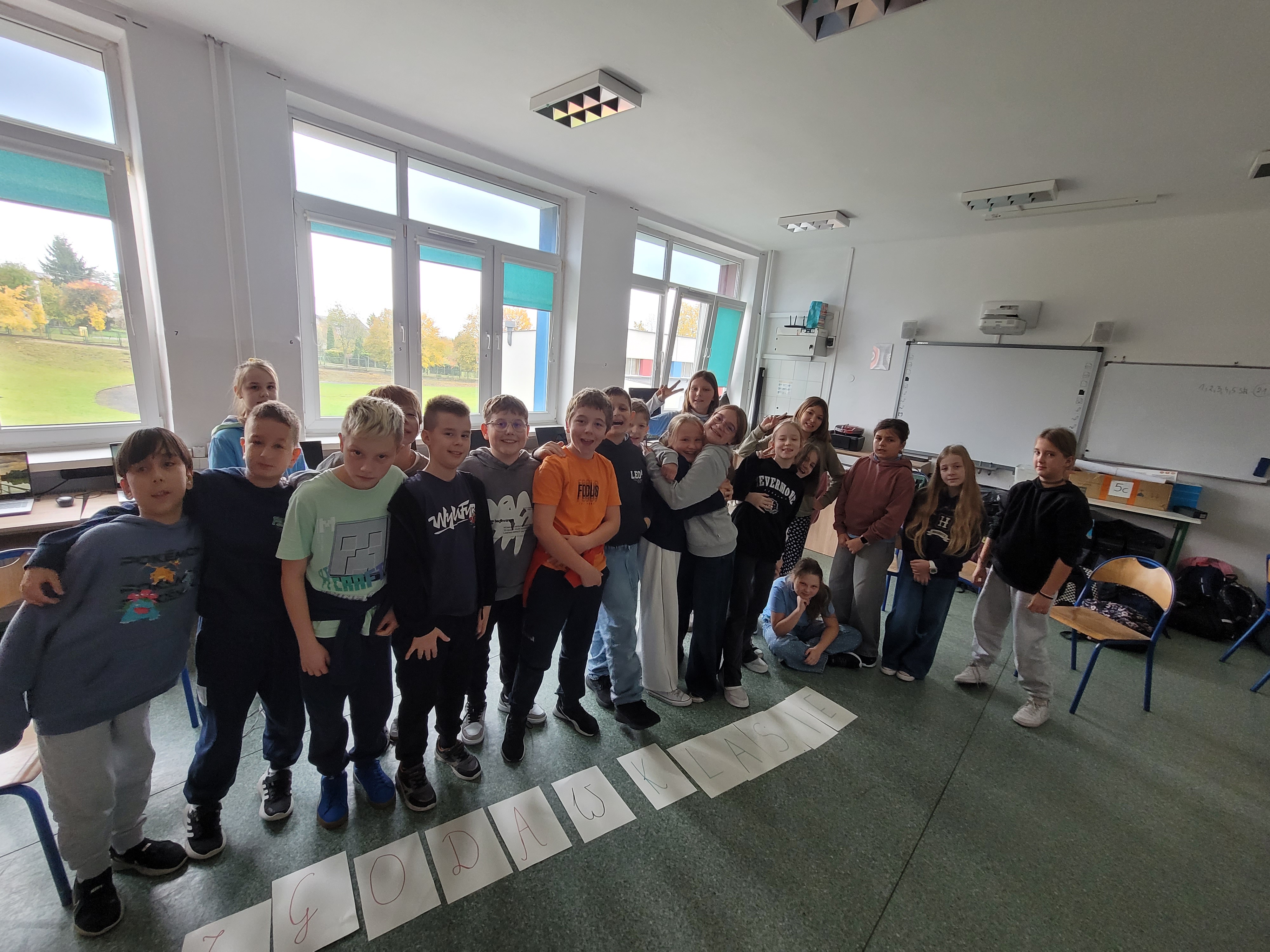 Uczniowie klasy 4a biorą udział w&nbsp;zabawach i&nbsp;zadaniach podczas zajęć &bdquo;Mosty porozumienia&rdquo;. Wsp&oacute;lnie pracują, rozmawiają i&nbsp;śmieją się, budując dobre relacje i&nbsp;ucząc się wsp&oacute;łpracy.