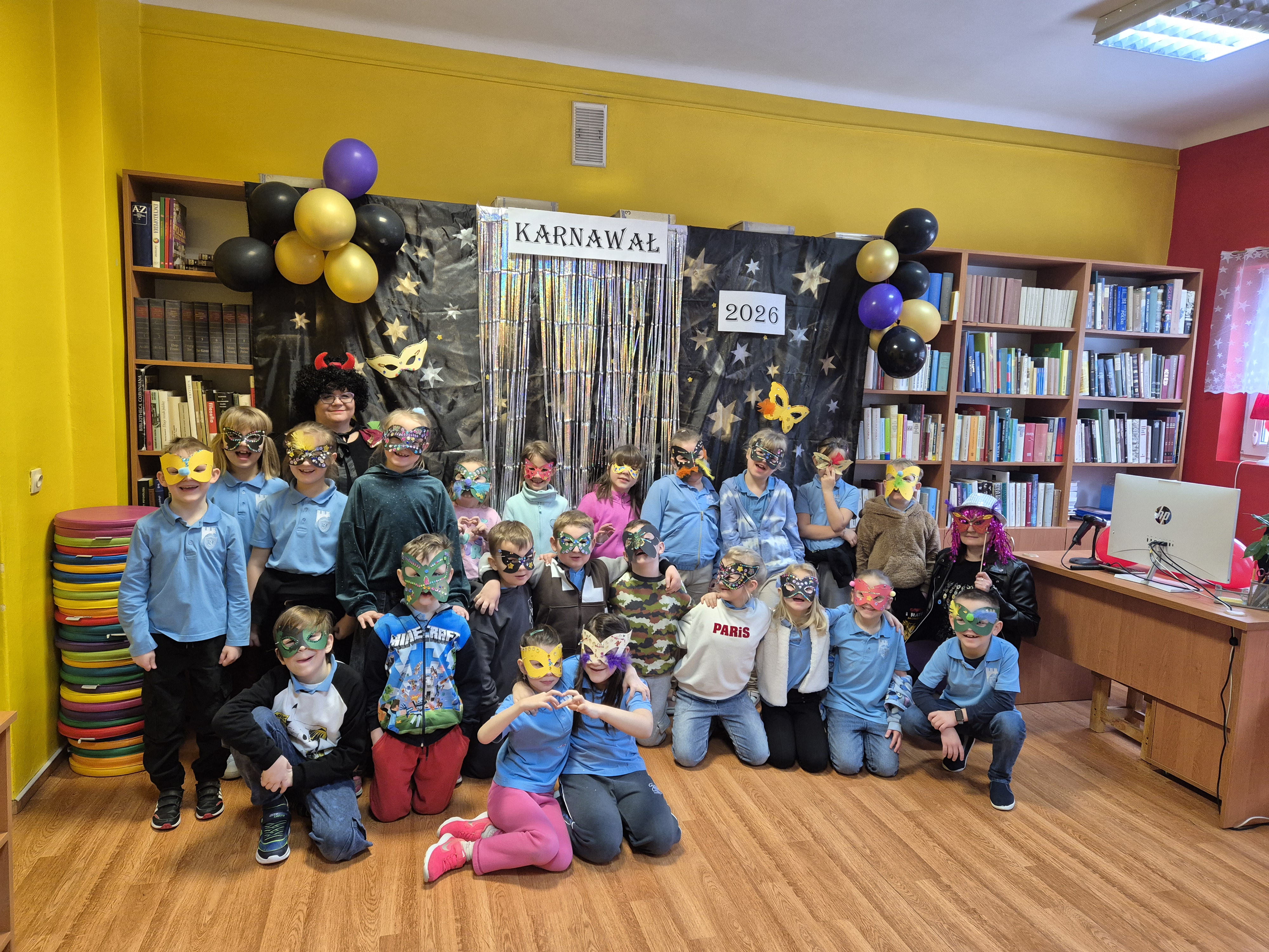 Klasa 1A prezentuje swoje maski karnawałowe 