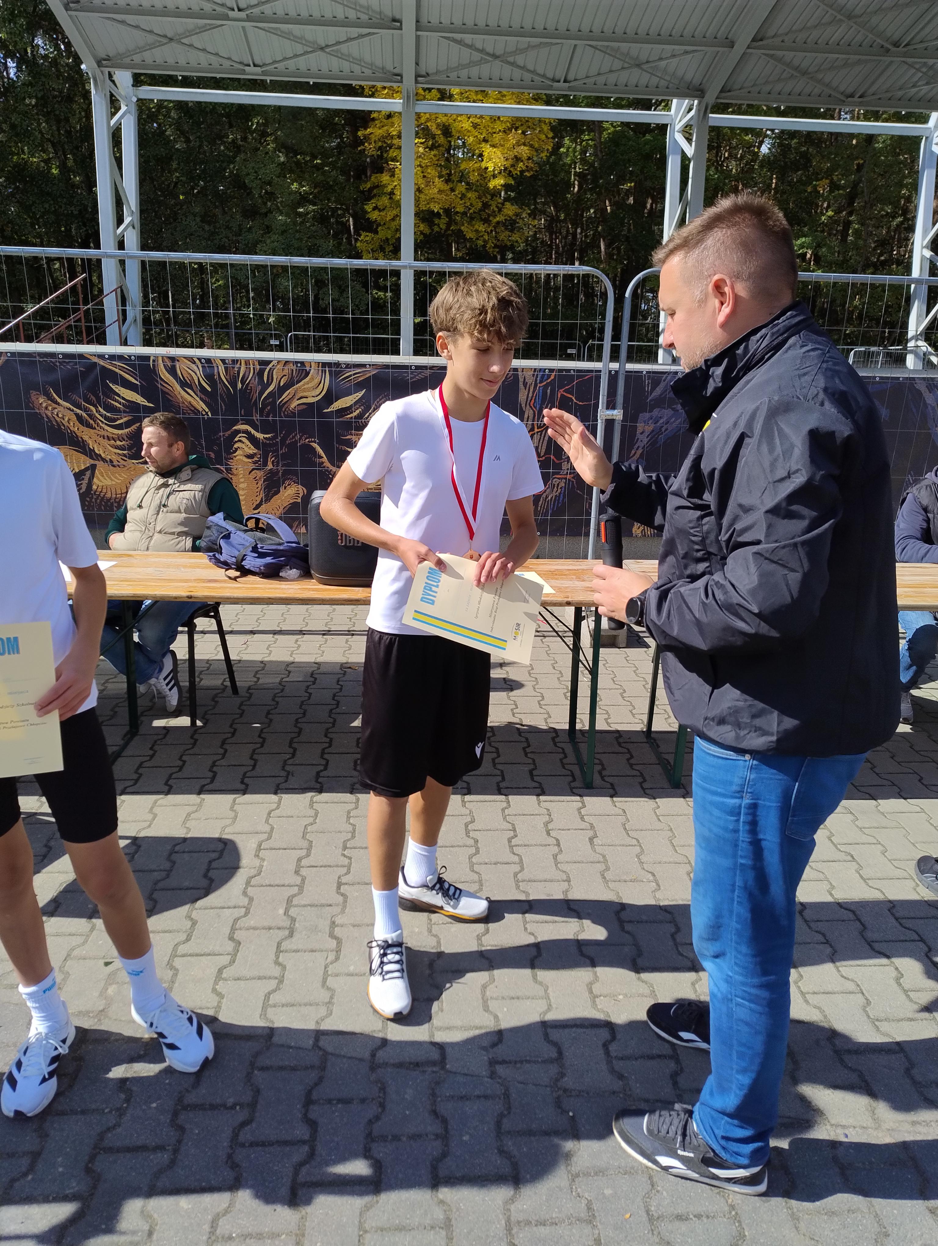 Miłosz odbiera medal za zajęcie 2 miejsca w&nbsp;zawodach powiatowych