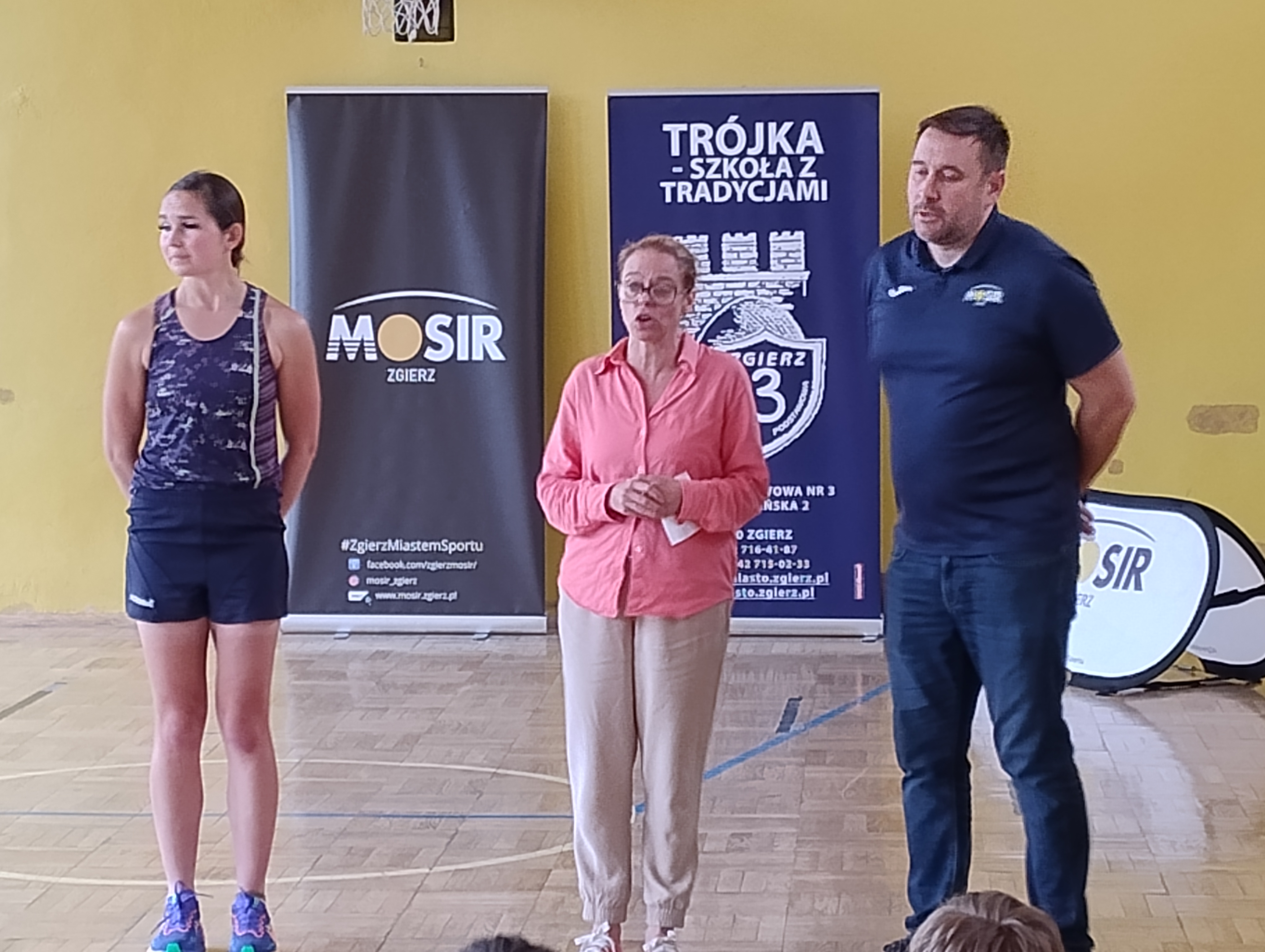 Pani dyrektor Agata Drewnicz wita naszych gości Panią Żanetę Powolną i&nbsp;Piotra Borysewicza - przedstawiciela MOSIR Zgierz
