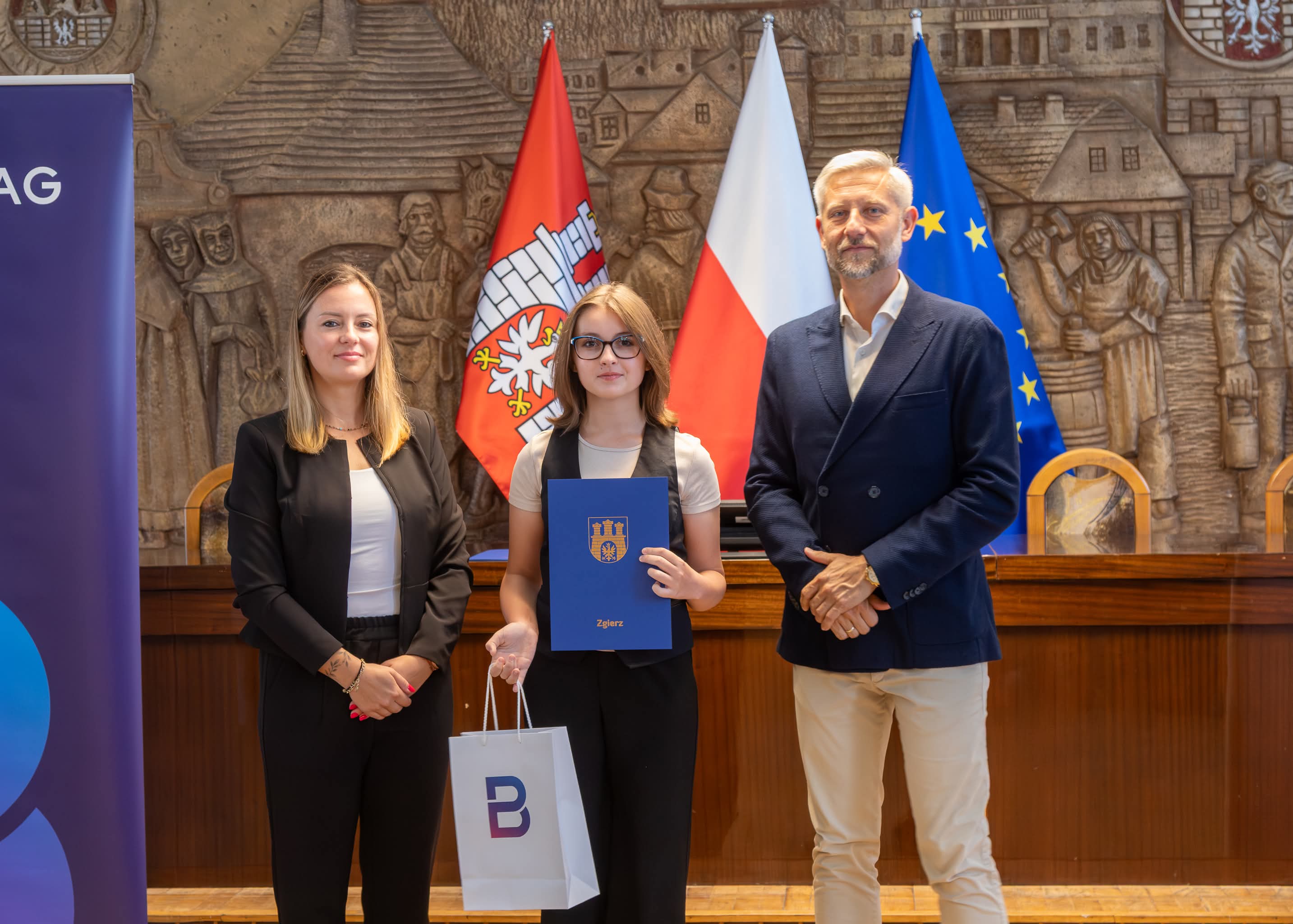 Uczennica podczas odbierania stypendium w&nbsp;obecności Prezydenta Miasta Zgierza