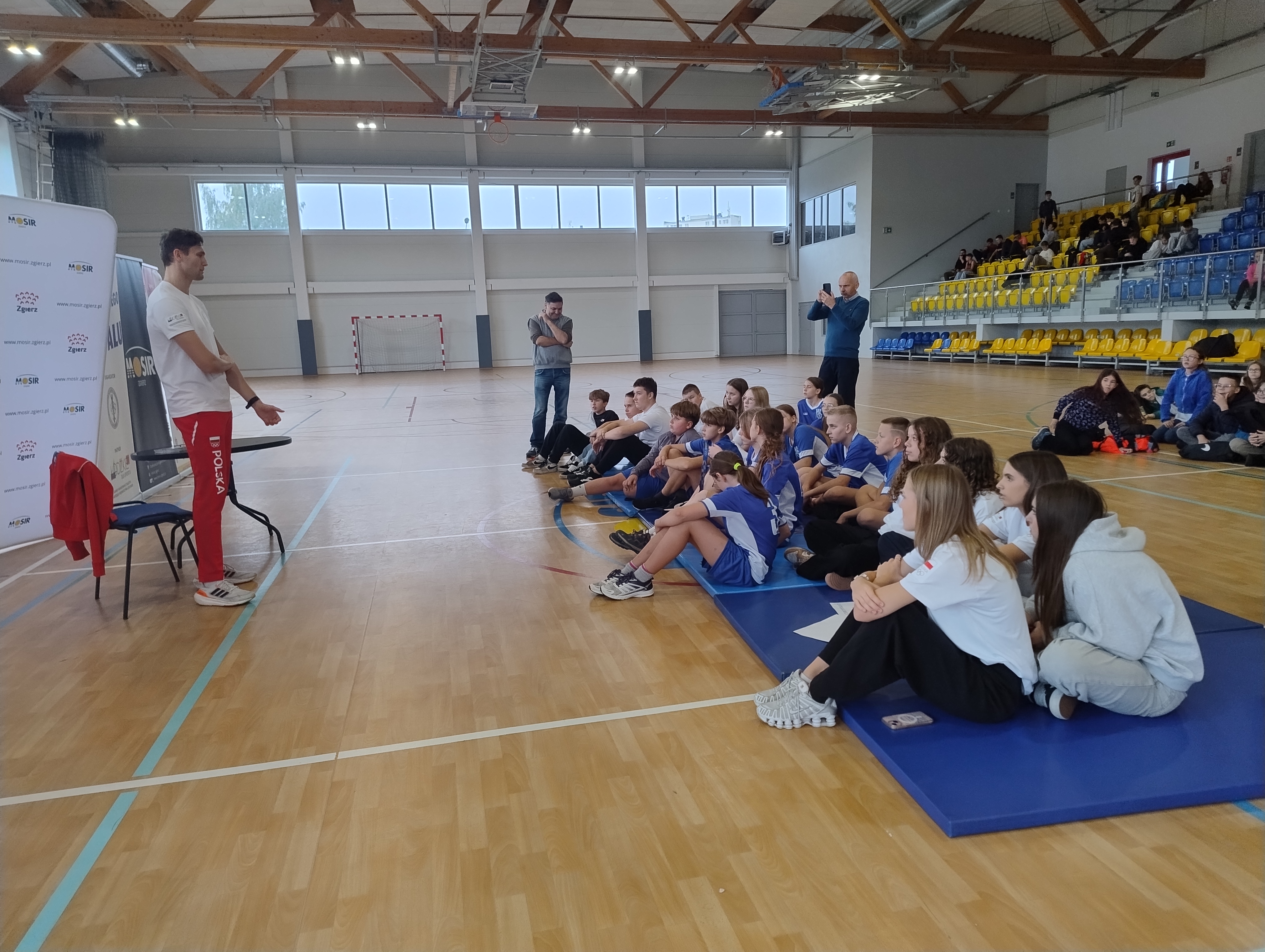 Uczniowie podczas spotkania na&nbsp;Wielkiej Olimpijskiej Lekcji Wychowania Fizycznego