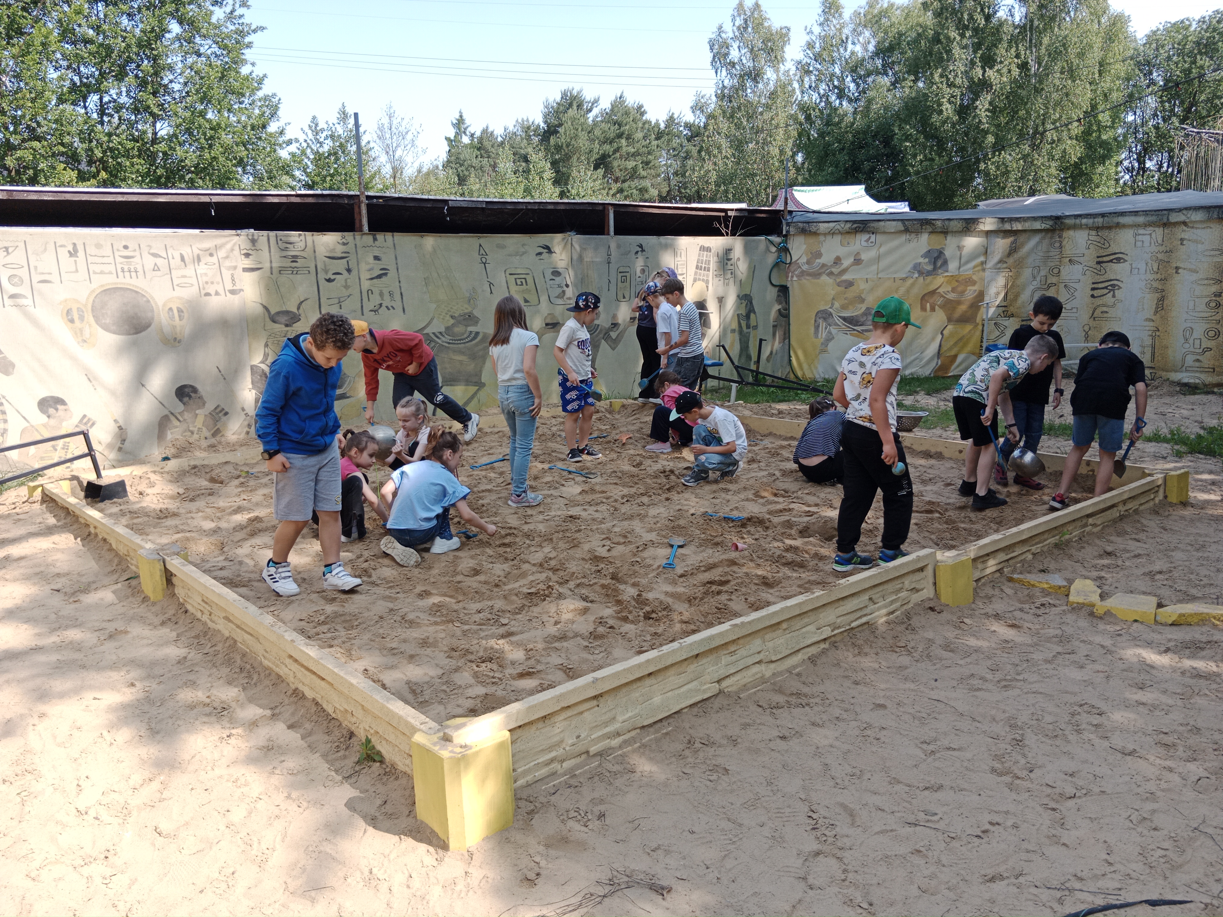 Uczniowie podczas wykonywania zadania w&nbsp;Malinowym Grodzie