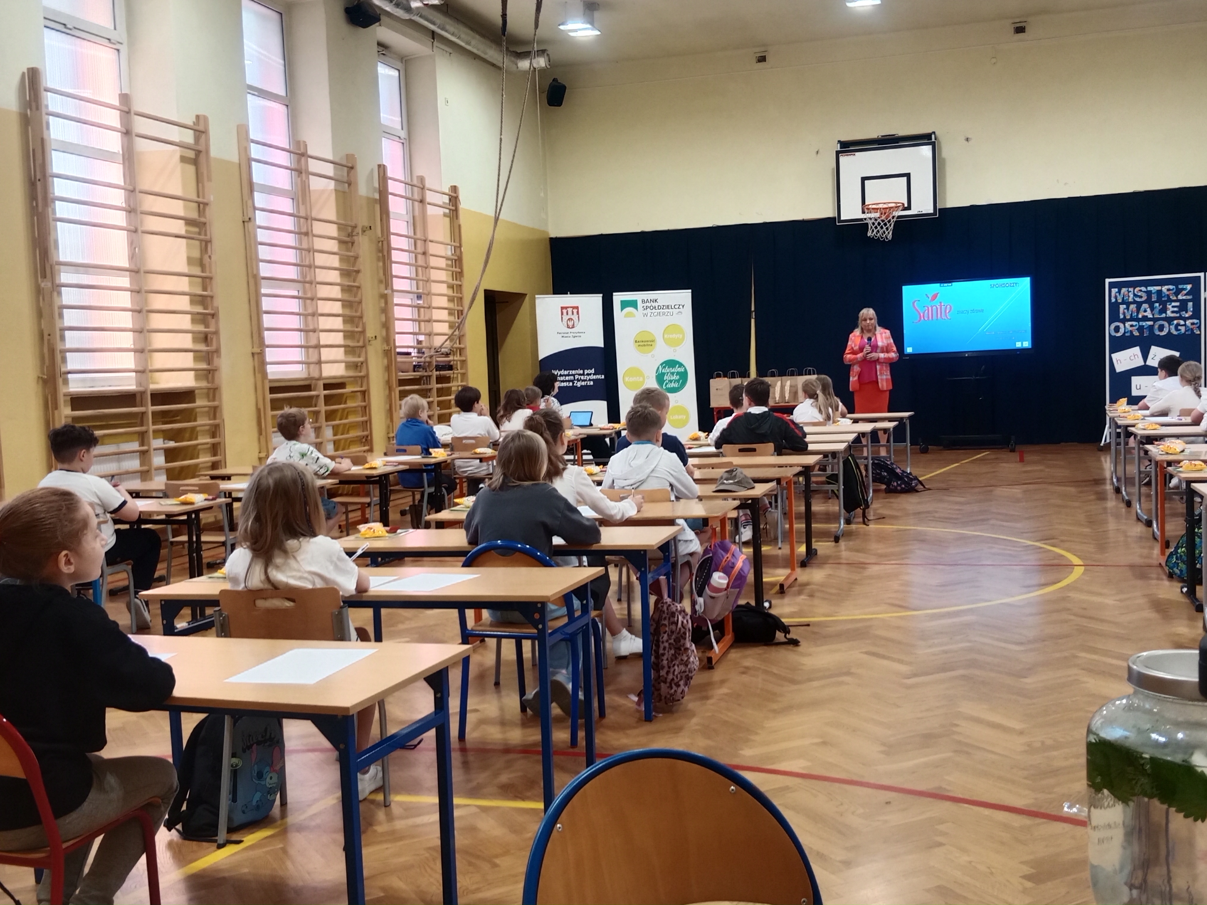 Uczniowie w&nbsp;trakcie pisania tekstu w&nbsp;konkursie ortograficznym