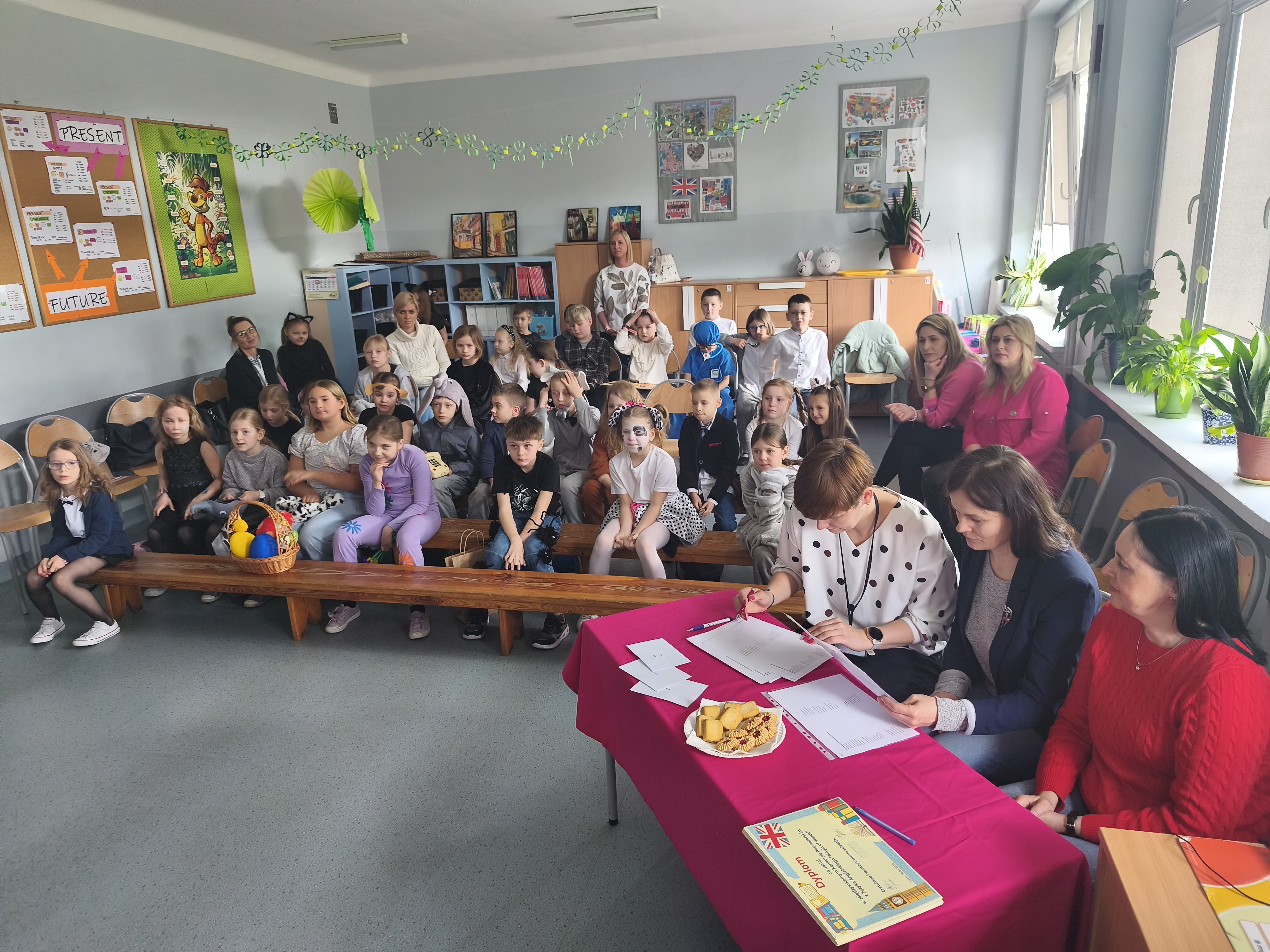 Zdjęcie przedstawia uczestnik&oacute;w konkursu Magic of words i&nbsp;jury