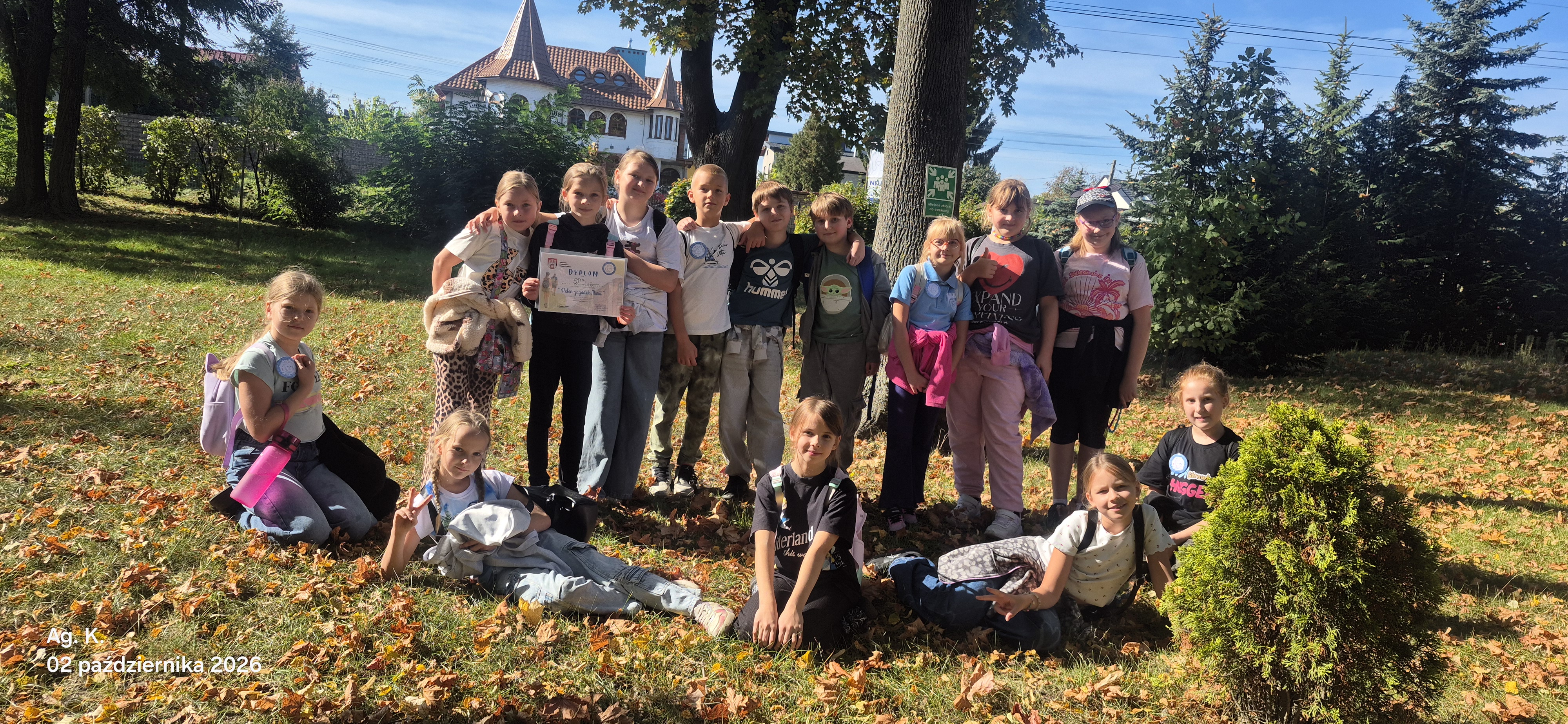 Zmęczeni ale&nbsp;dumni uczniowie klasy 3b po przejściu trasy Rajdu Pełnego Zagadek Marii