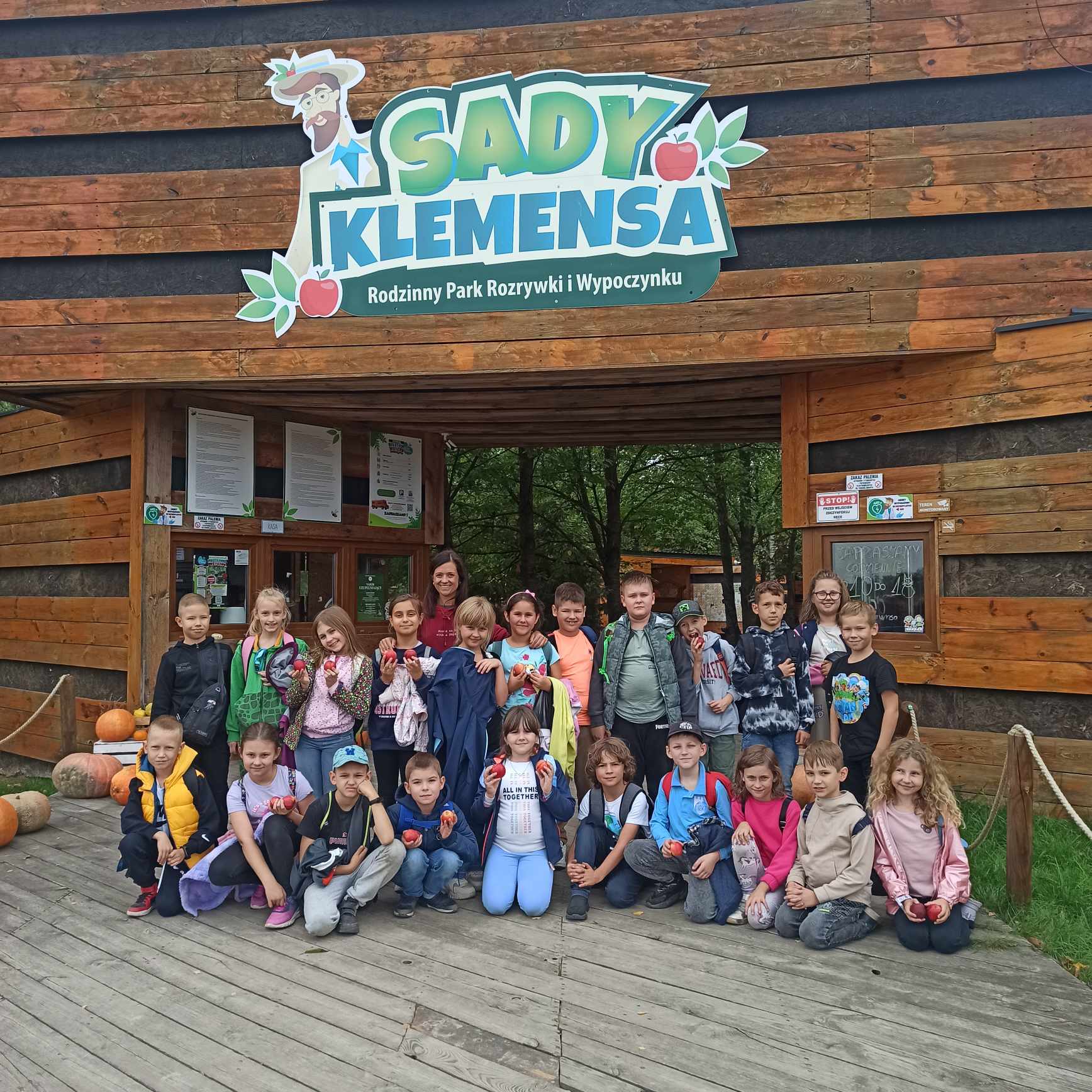 Uczniowie na&nbsp;tle eko-parku Sady Klemensa