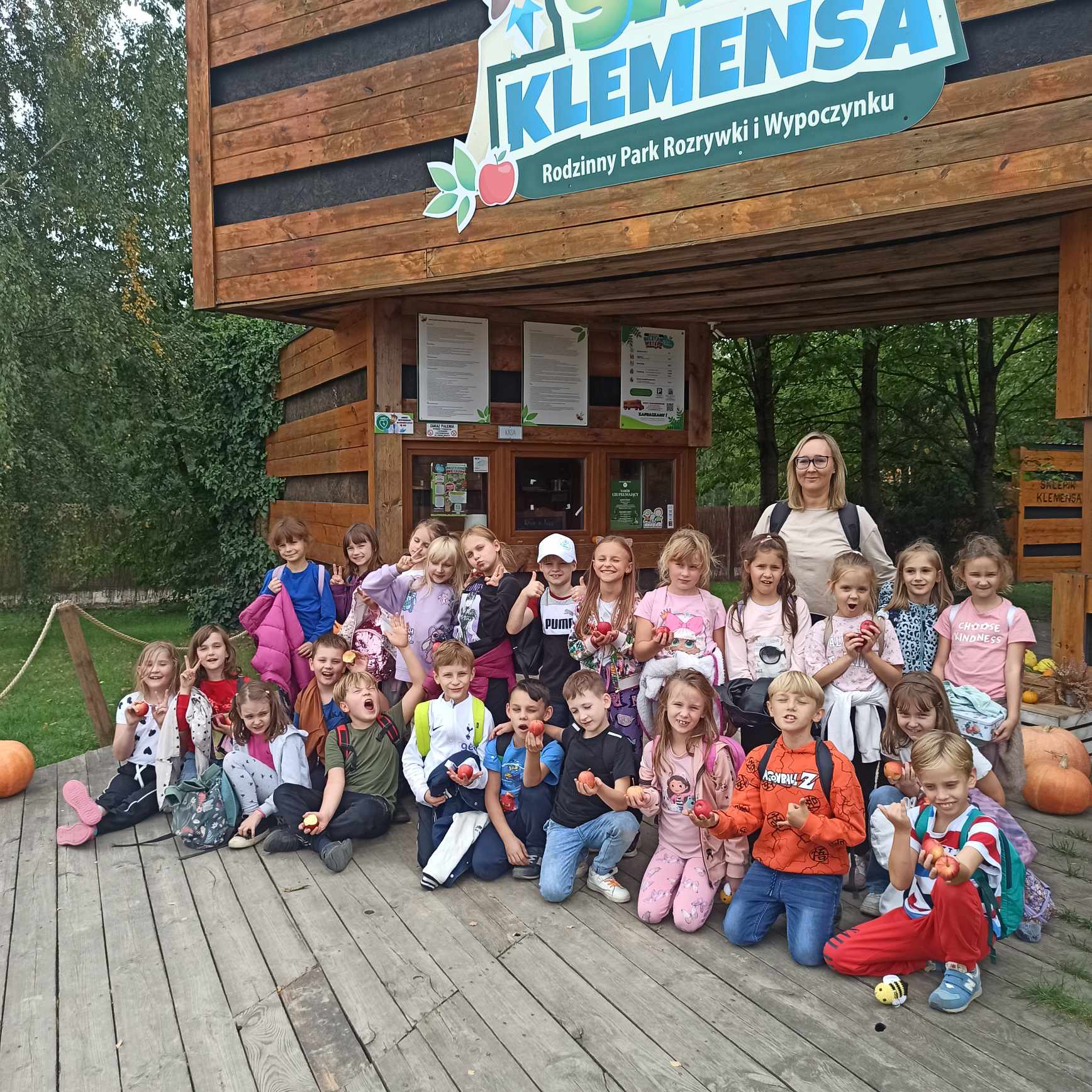Uczniowie na&nbsp;tle eko-parku Sady Klemensa