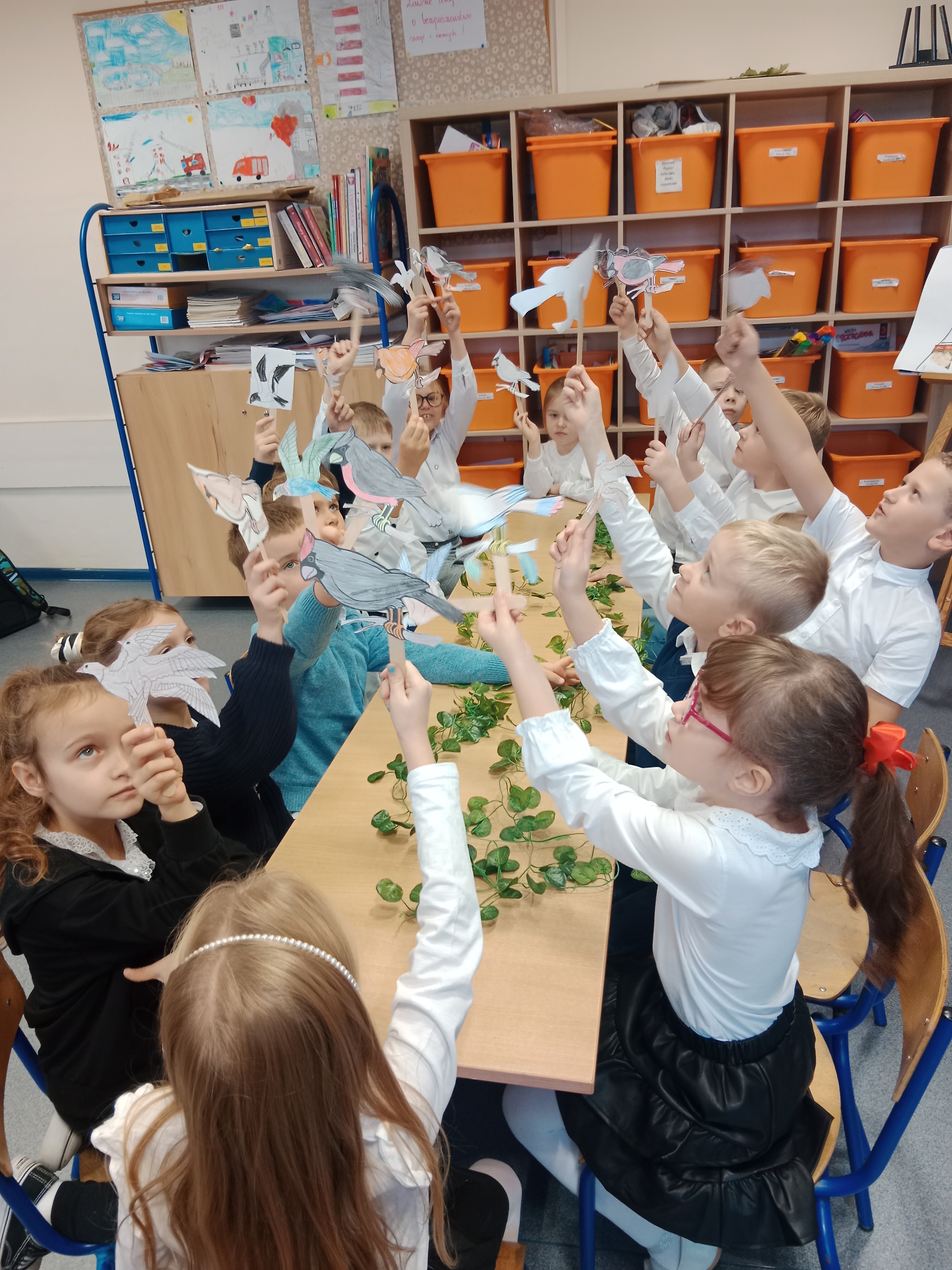 Grupa uczni&oacute;w podczas zajęć edukacyjnych 