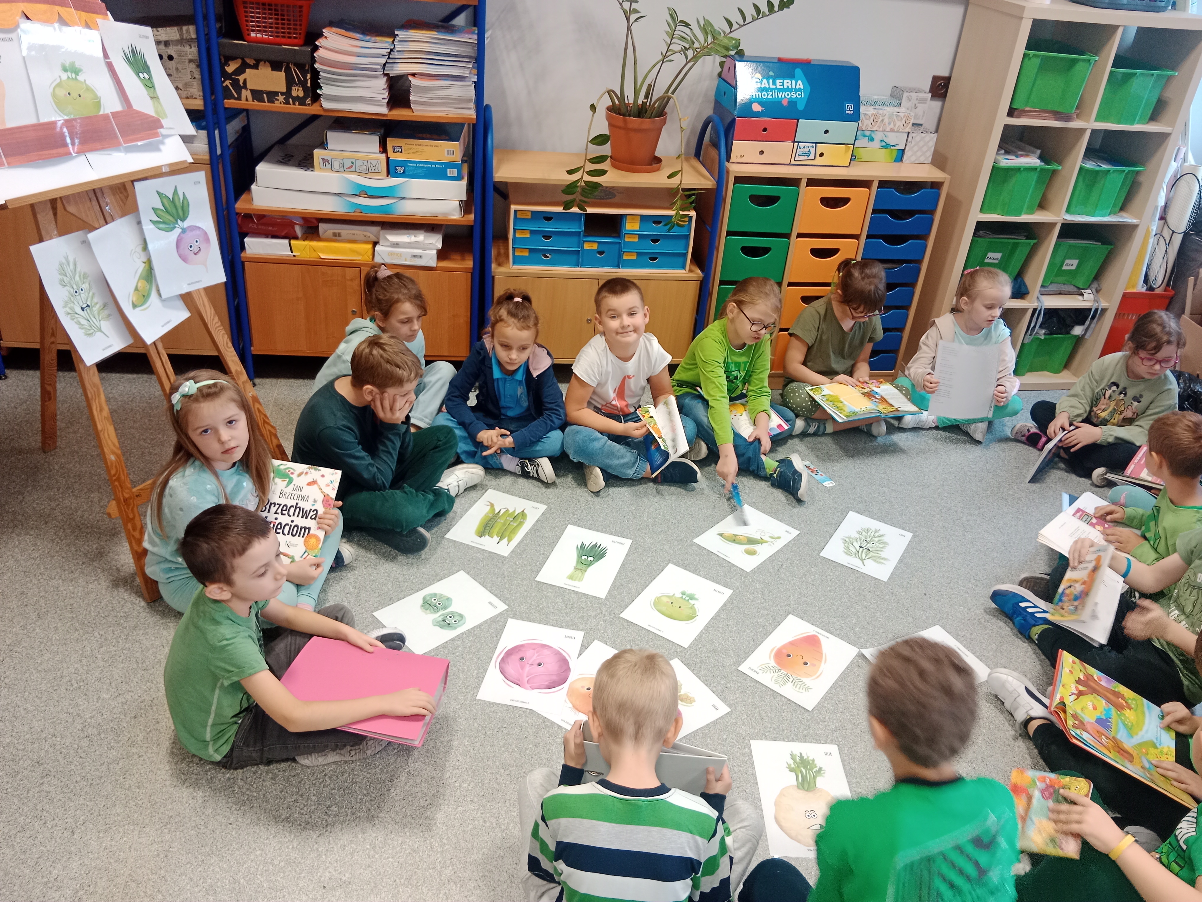 Klasa 1A podczas przygotowywania scenki