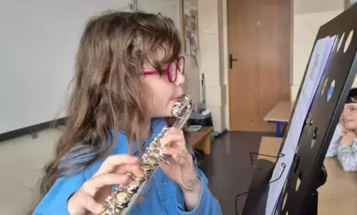 Uczennica klasy 1a podczas klasowego koncertu