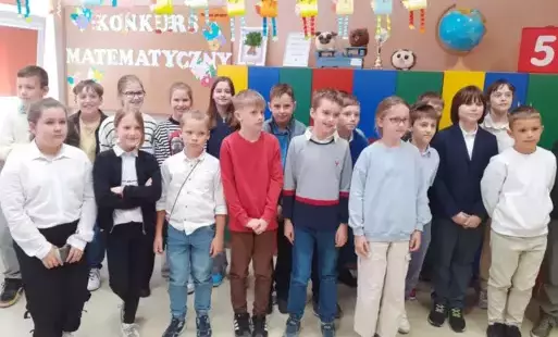 Uczniowie na tle napisu 'Konkurs Matematyczny'