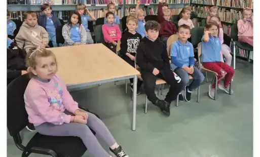 Pierwszaki w szkolnej bibliotece