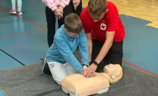 Uczeń podczas ćwiczenia RKO na fantomie