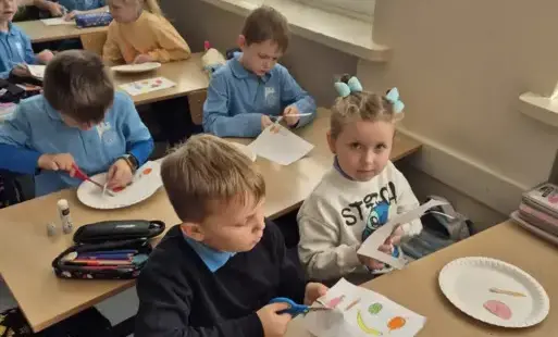 Dzieci z klasy 1a wykonują pracę plastyczną "Zdrowy talerz".