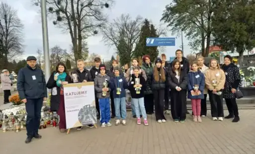 Wspaniała piętnastka Wolontariuszy wraz z opiekunami Kwestuje na Starym Cmentarzu przy ul. ks. Skargi
