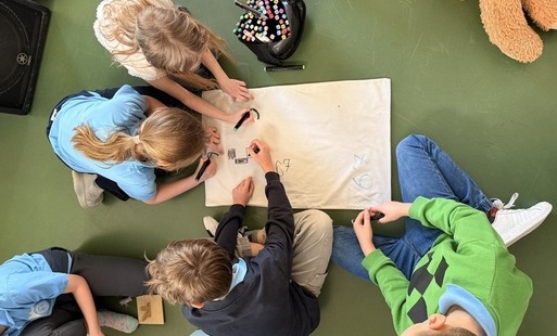 Dzieci dekorujące poszewkę z okazji Dnia Snu