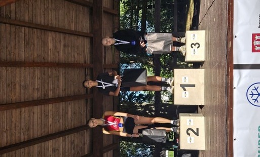 Nell Szpruch wraz z pokonanymi rywalkami pozuje do zdjecia na podium