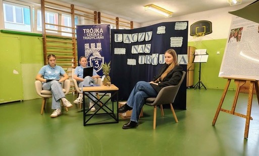 Uczennice klas 7 przeprowadzające wywiad z absolwentką Julią Wróbel