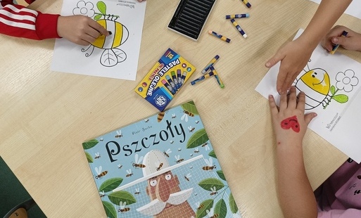 książka na podstawie której przeprowadzono zajęcia w bibliotece na temat pszczół